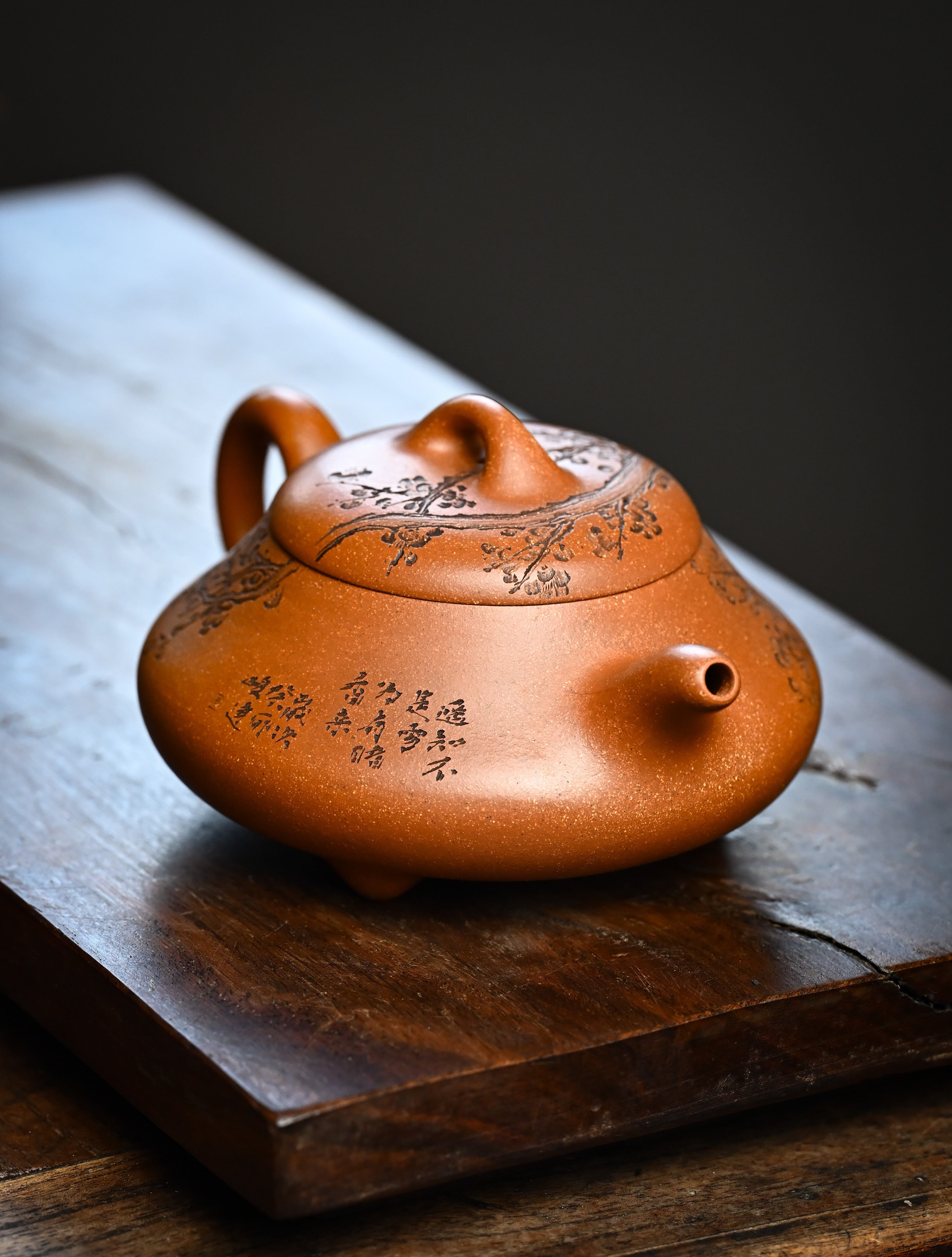 YANYOO handmade Yixing teapot featuring Yucheng Kiln Duanni clay and delicate engravings, Han Tang Shi Piao, lifestyle right side.