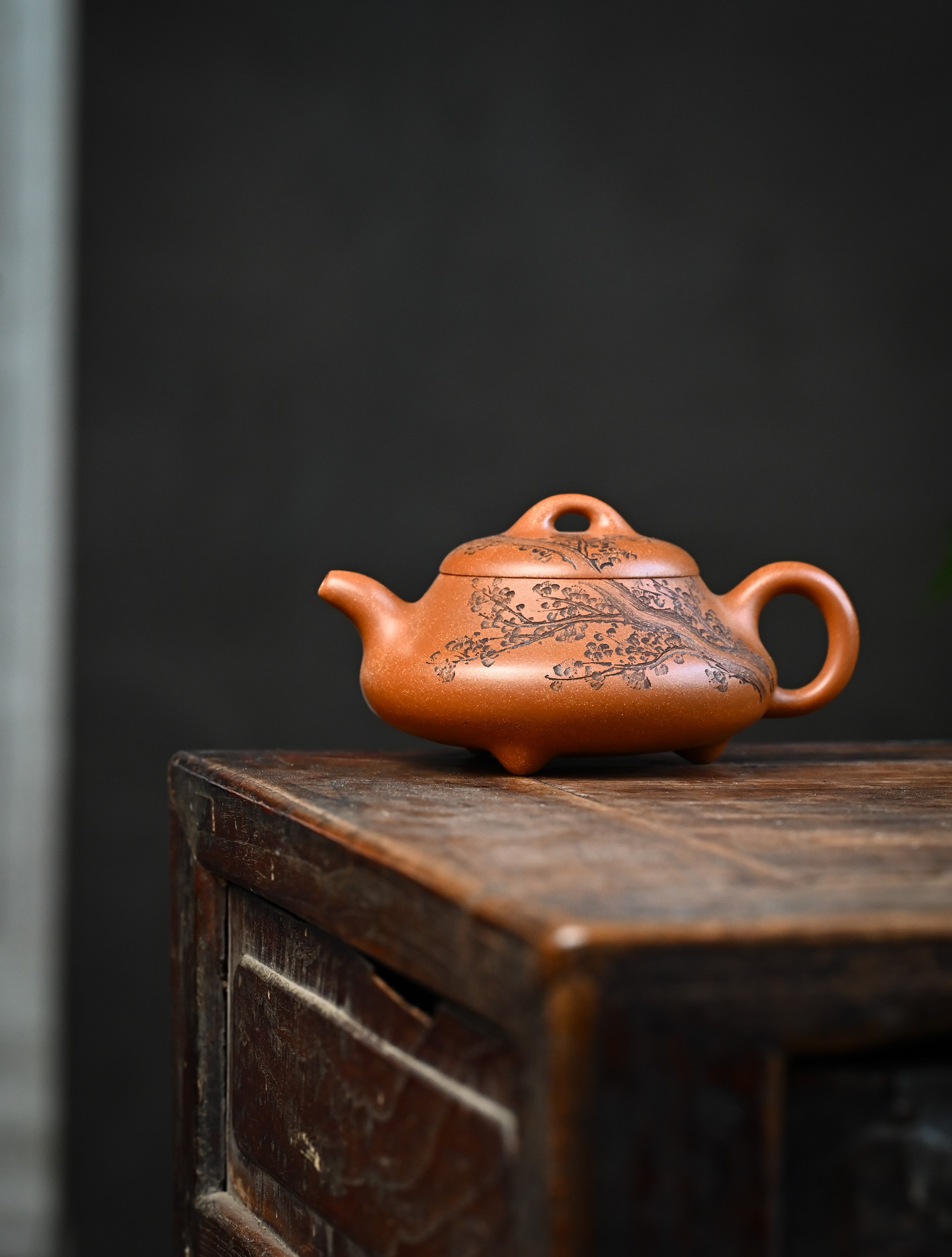 YANYOO handmade Yixing teapot featuring Yucheng Kiln Duanni clay and delicate engravings, Han Tang Shi Piao, lifestyle wide-angle left side.