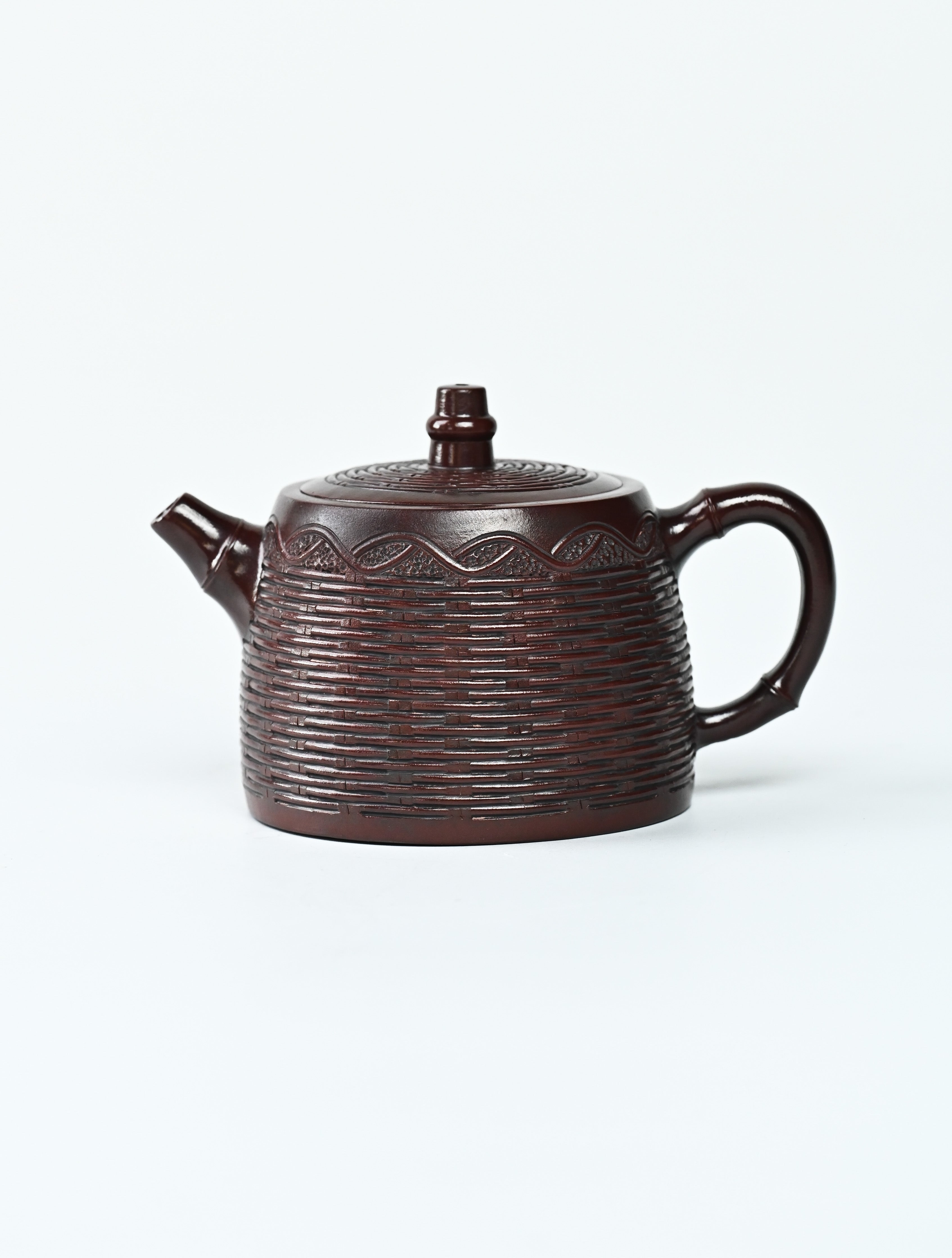 YANYOO handcrafted Yixing teapot featuring aged Wuni clay, bamboo weaving technique, Han Duo, product left side.