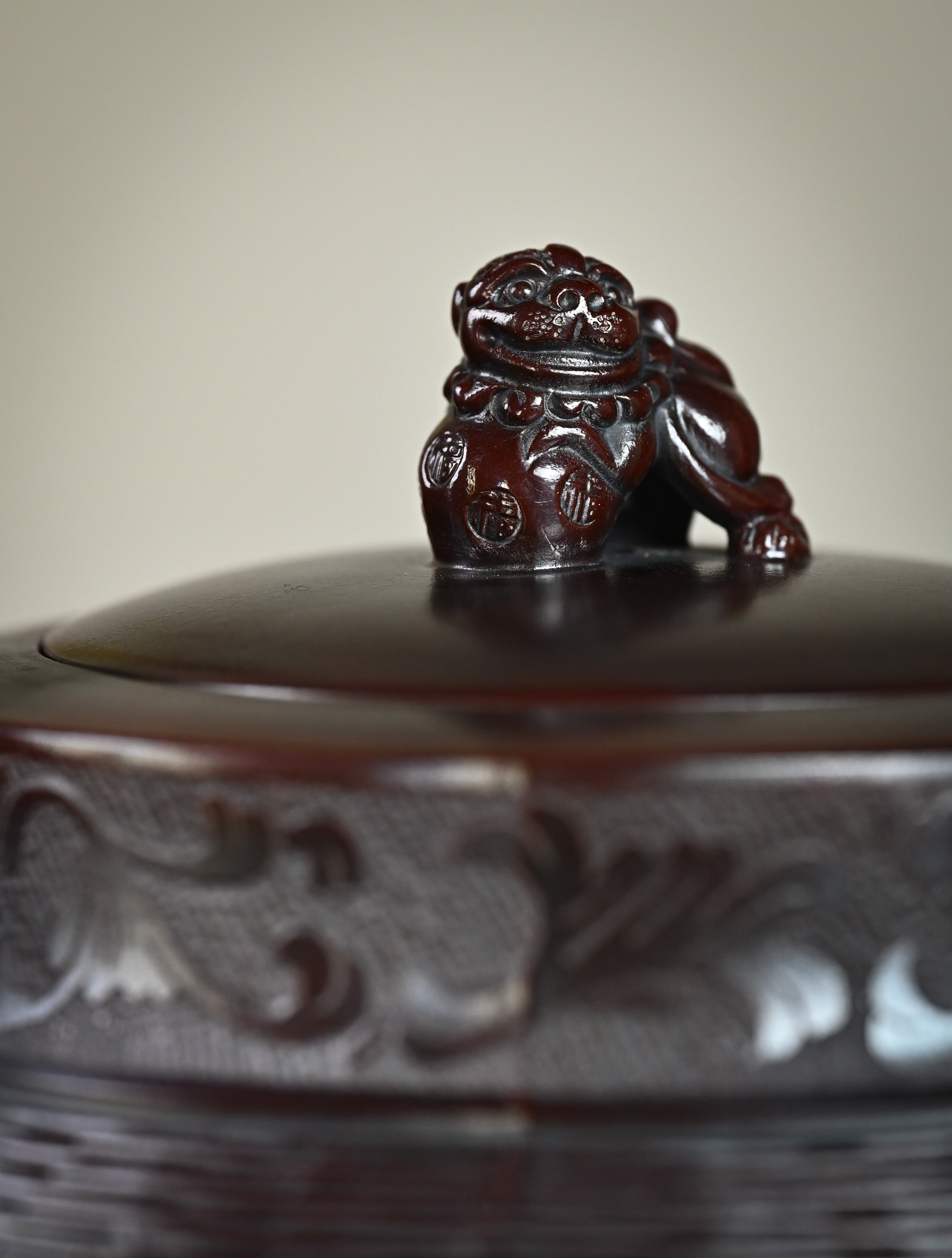 YANYOO handcrafted Yixing teapot featuring aged Wuni clay, bamboo weaving technique and delicate lifting handle, Lifting Tripod, lifestyle detail lion shaped lid.