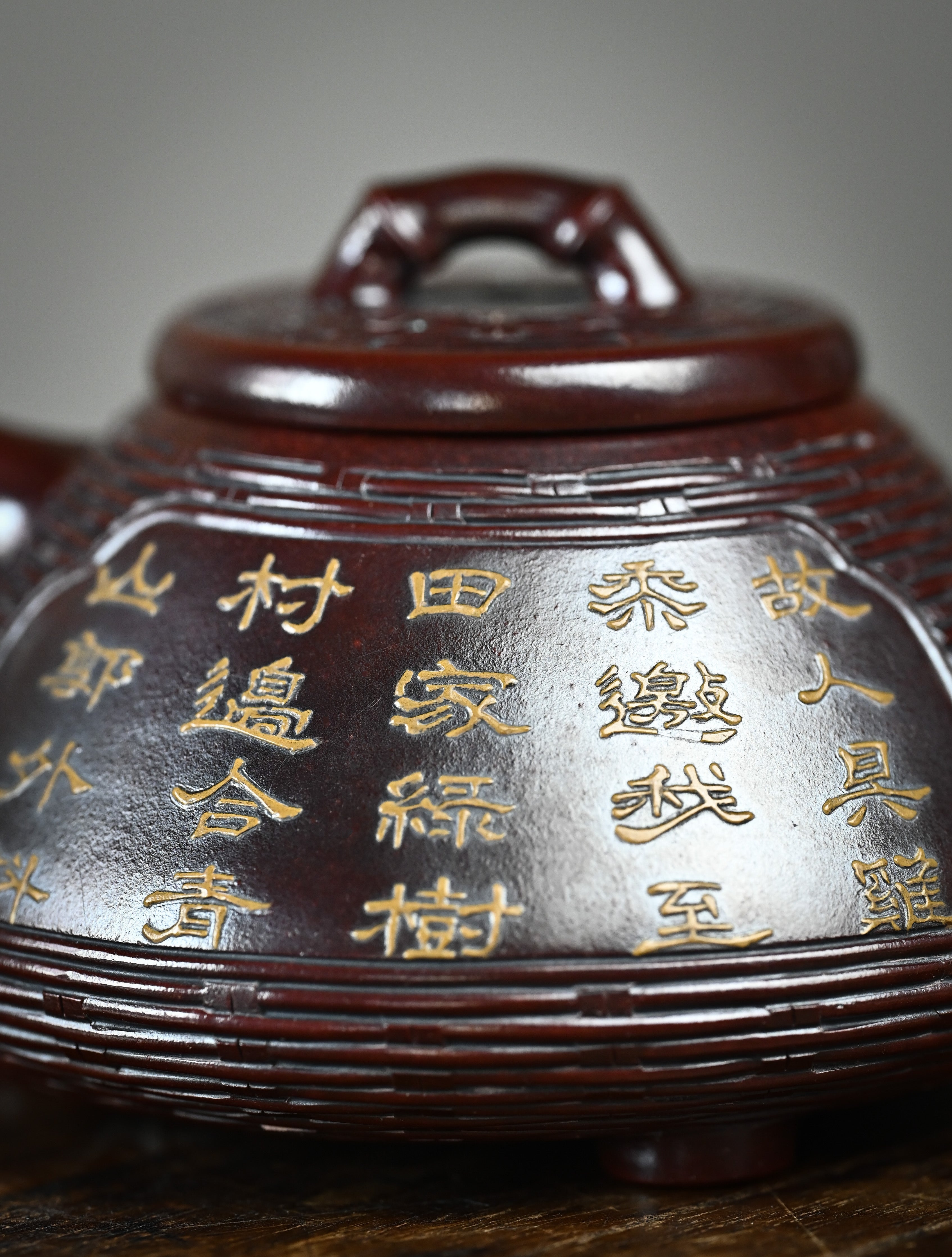 YANYOO handcrafted Yixing teapot featuring aged Wuni clay, bamboo weaving technique and exquistie hand clay painting, Shi Piao, lifestyle detail back.