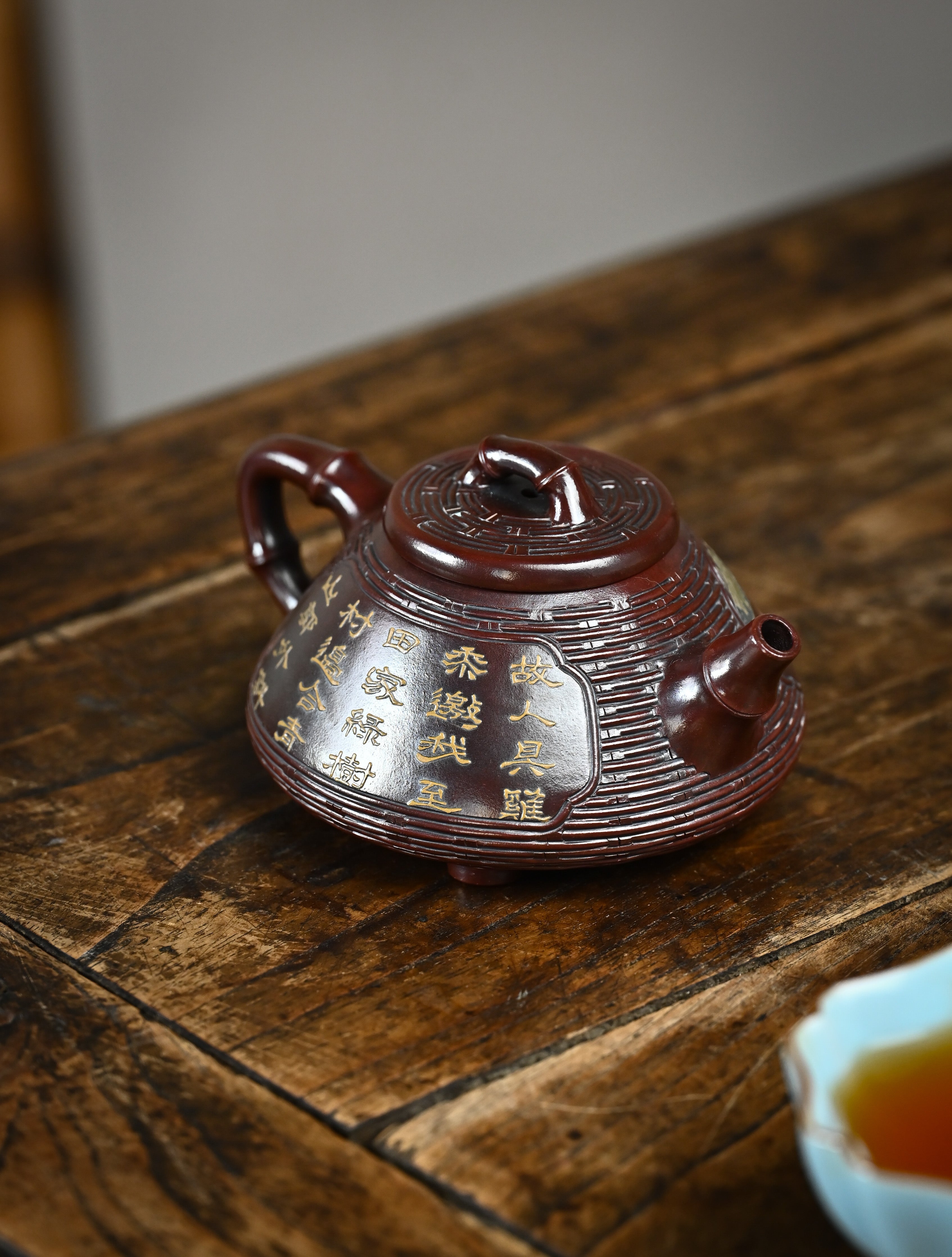 YANYOO handcrafted Yixing teapot featuring aged Wuni clay, bamboo weaving technique and exquistie hand clay painting, Shi Piao, lifestyle right side.