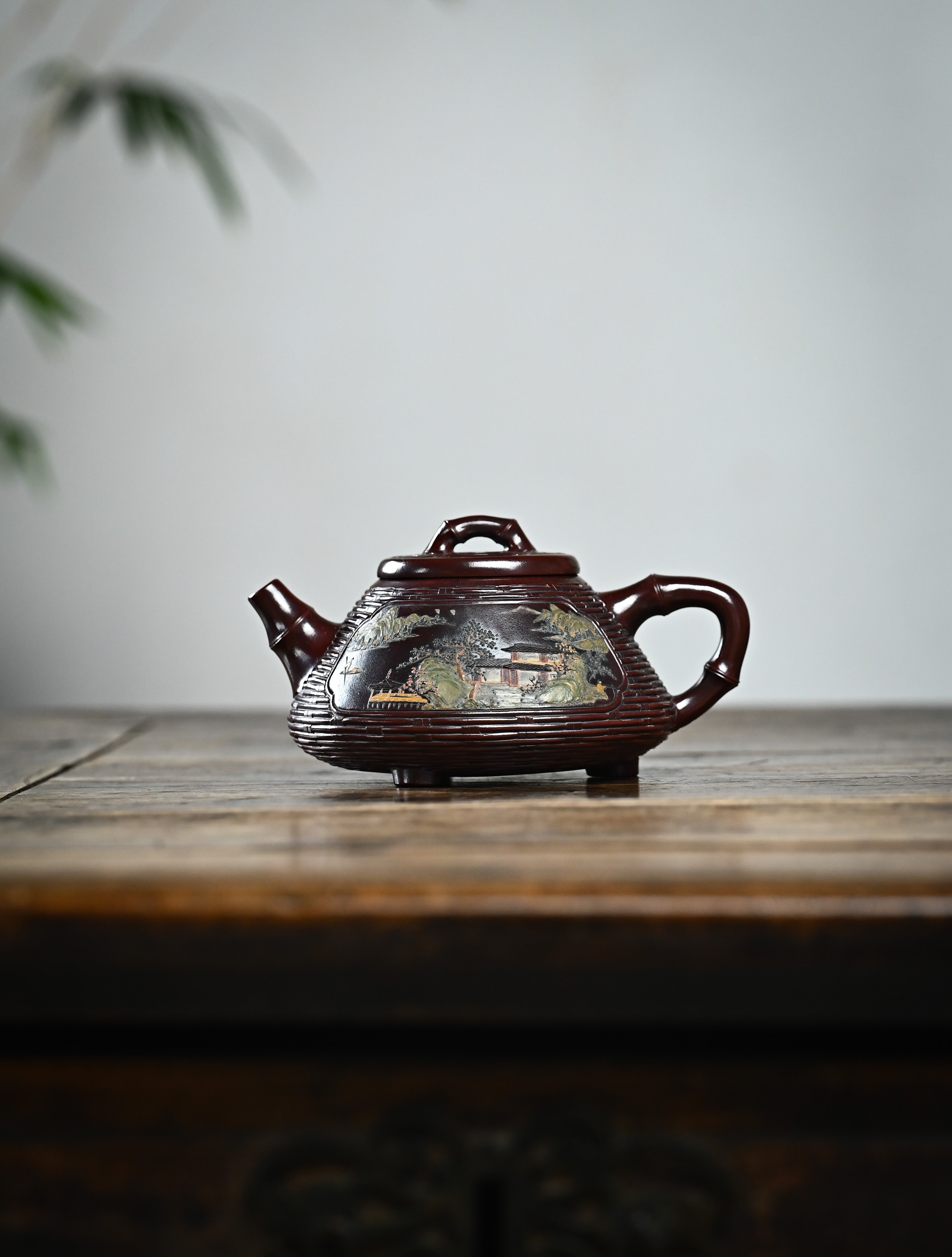YANYOO handcrafted Yixing teapot featuring aged Wuni clay, bamboo weaving technique and exquistie hand clay painting, Shi Piao, lifestyle wide-angle left side.