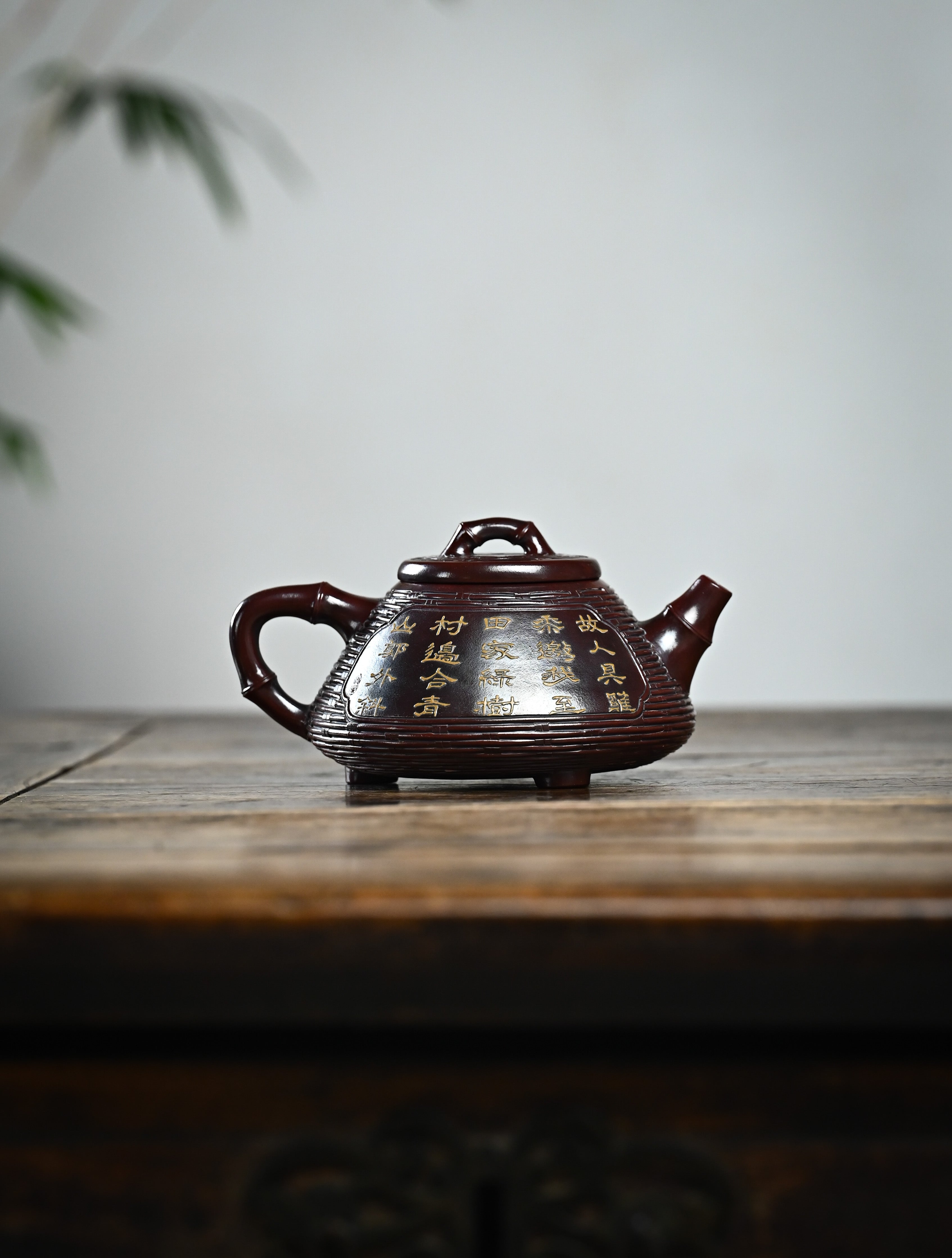 YANYOO handcrafted Yixing teapot featuring aged Wuni clay, bamboo weaving technique and exquistie hand clay painting, Shi Piao, lifestyle wide-angle right side.