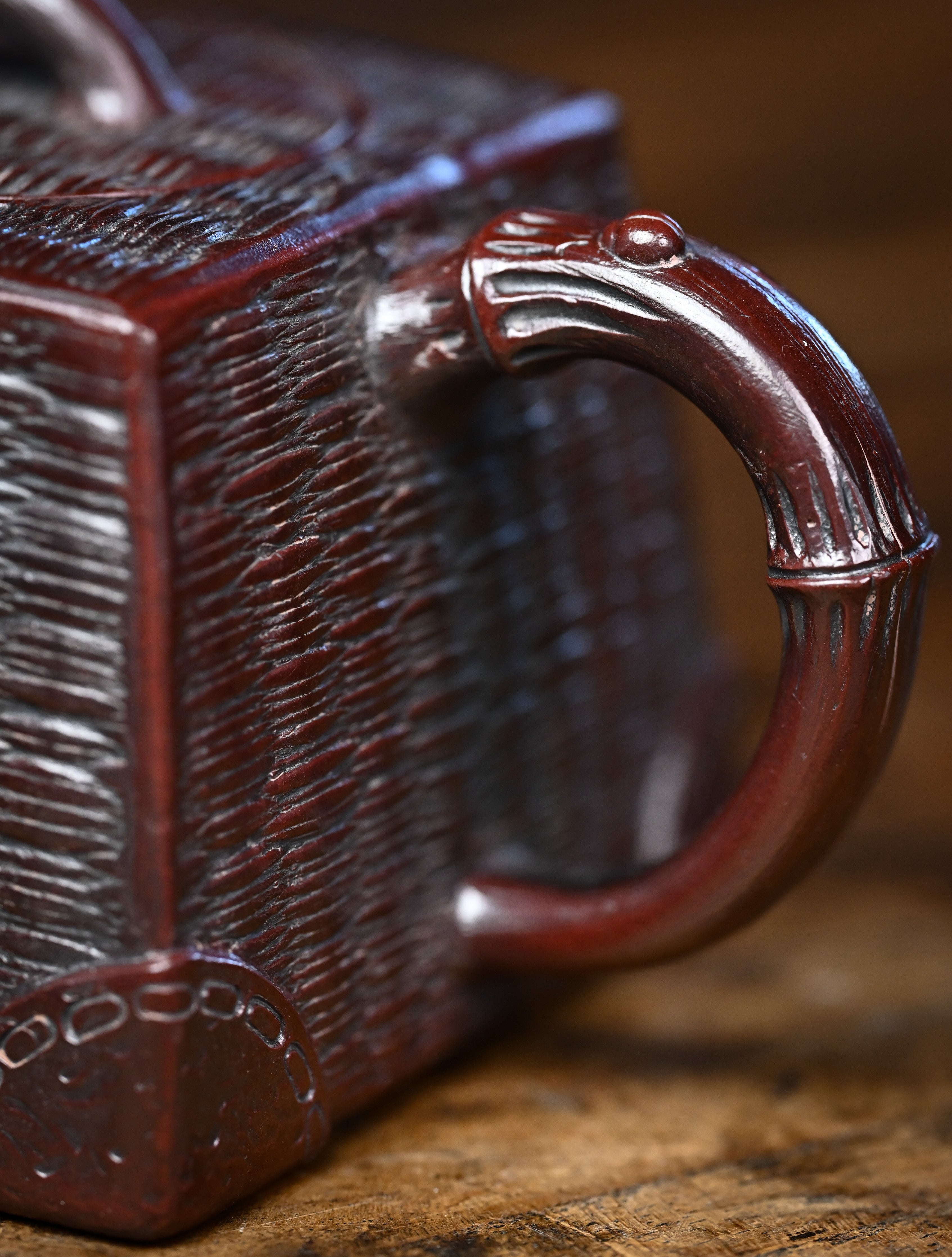YANYOO handcrafted Yixing teapot featuring aged Wuni clay, bamboo weaving technique and a unique square shape, Si Fang, lifestyle detail.