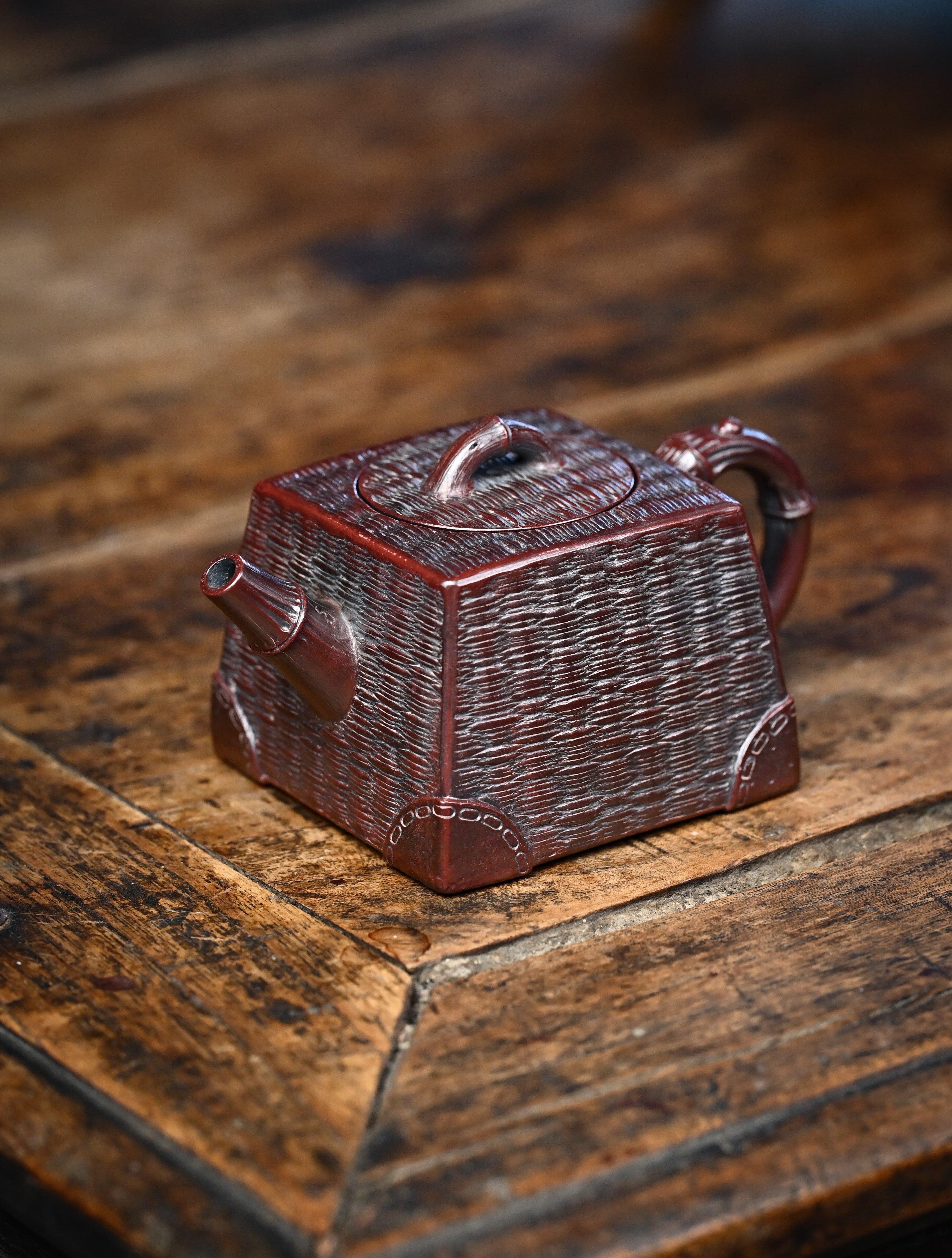YANYOO handcrafted Yixing teapot featuring aged Wuni clay, bamboo weaving technique and a unique square shape, Si Fang, lifestyle left side.
