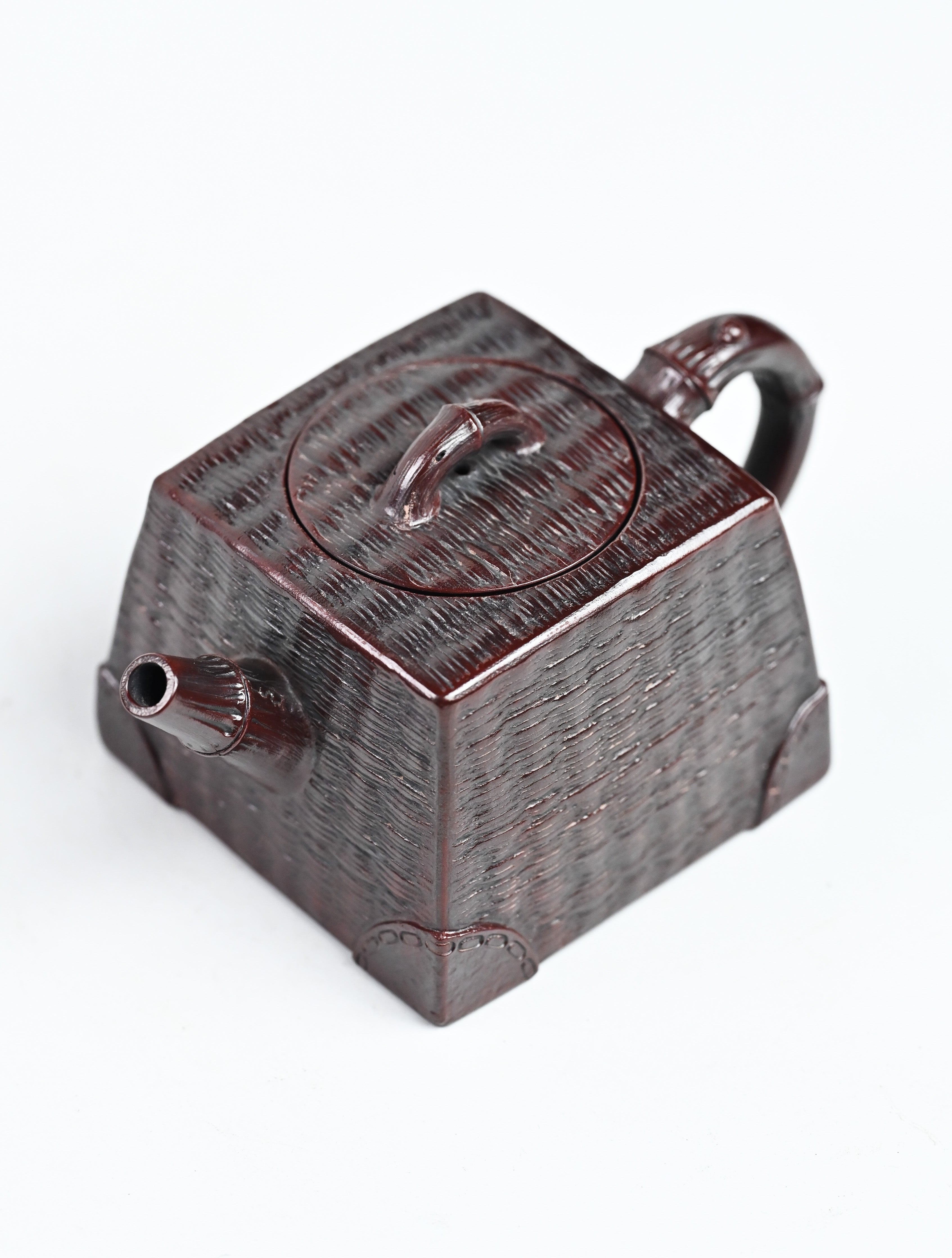 YANYOO handcrafted Yixing teapot featuring aged Wuni clay, bamboo weaving technique and a unique square shape, Si Fang, product top side.