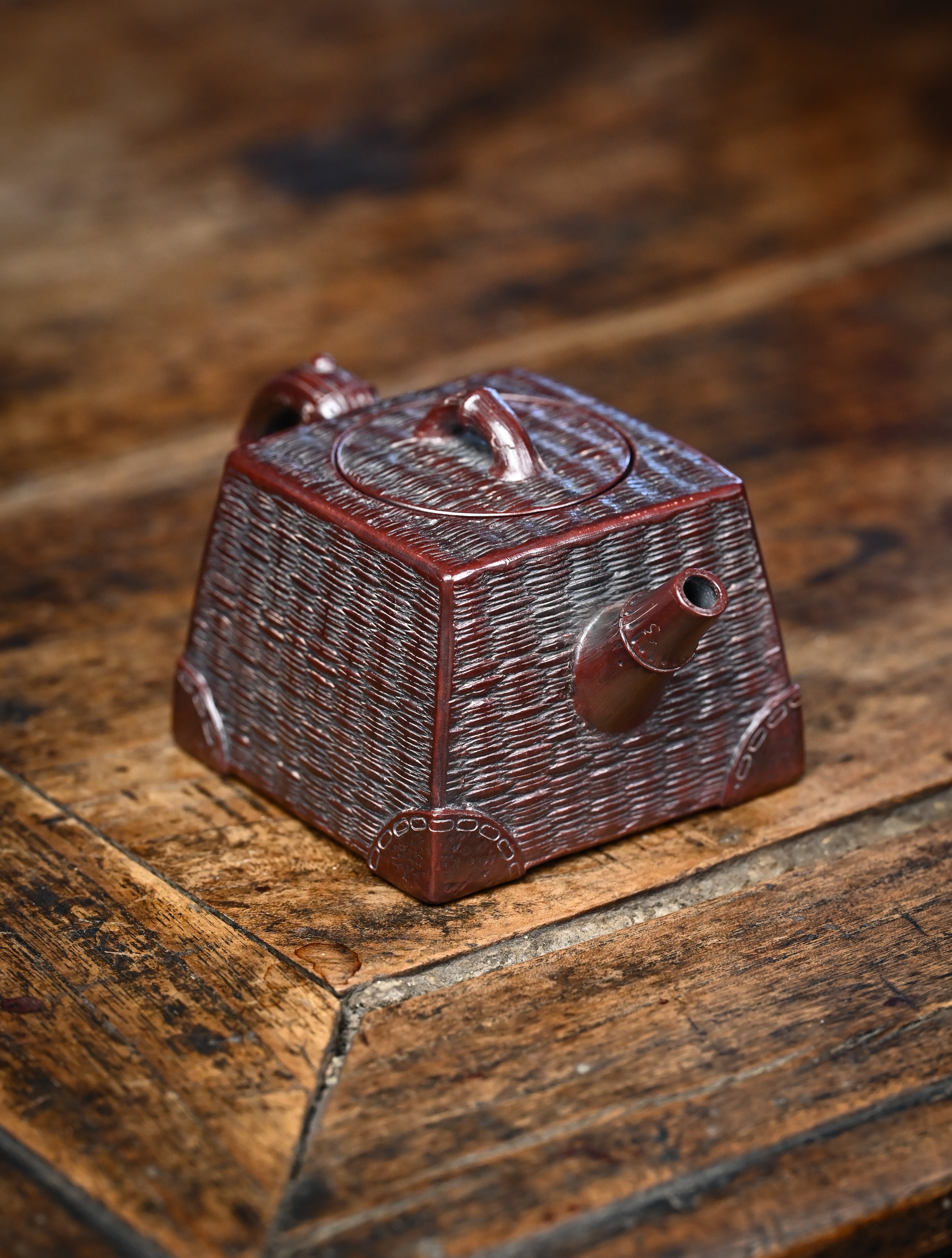 YANYOO handcrafted Yixing teapot featuring aged Wuni clay, bamboo weaving technique and a unique square shape, Si Fang, lifestyle right side.