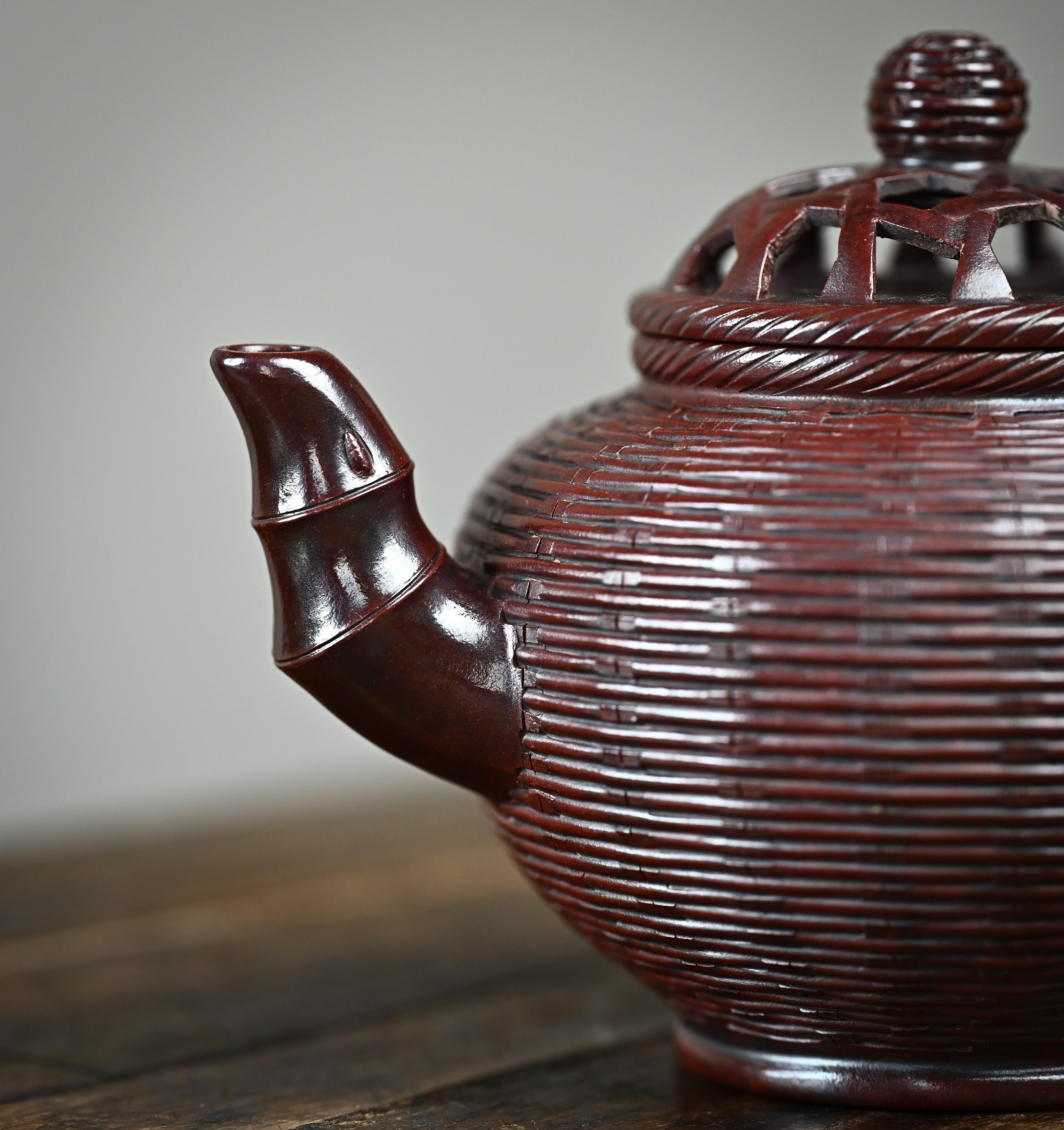 YANYOO handcrafted Yixing teapot featuring aged Wuni clay, bamboo weaving technique, Xiao Ying, lifestyle detail front side.