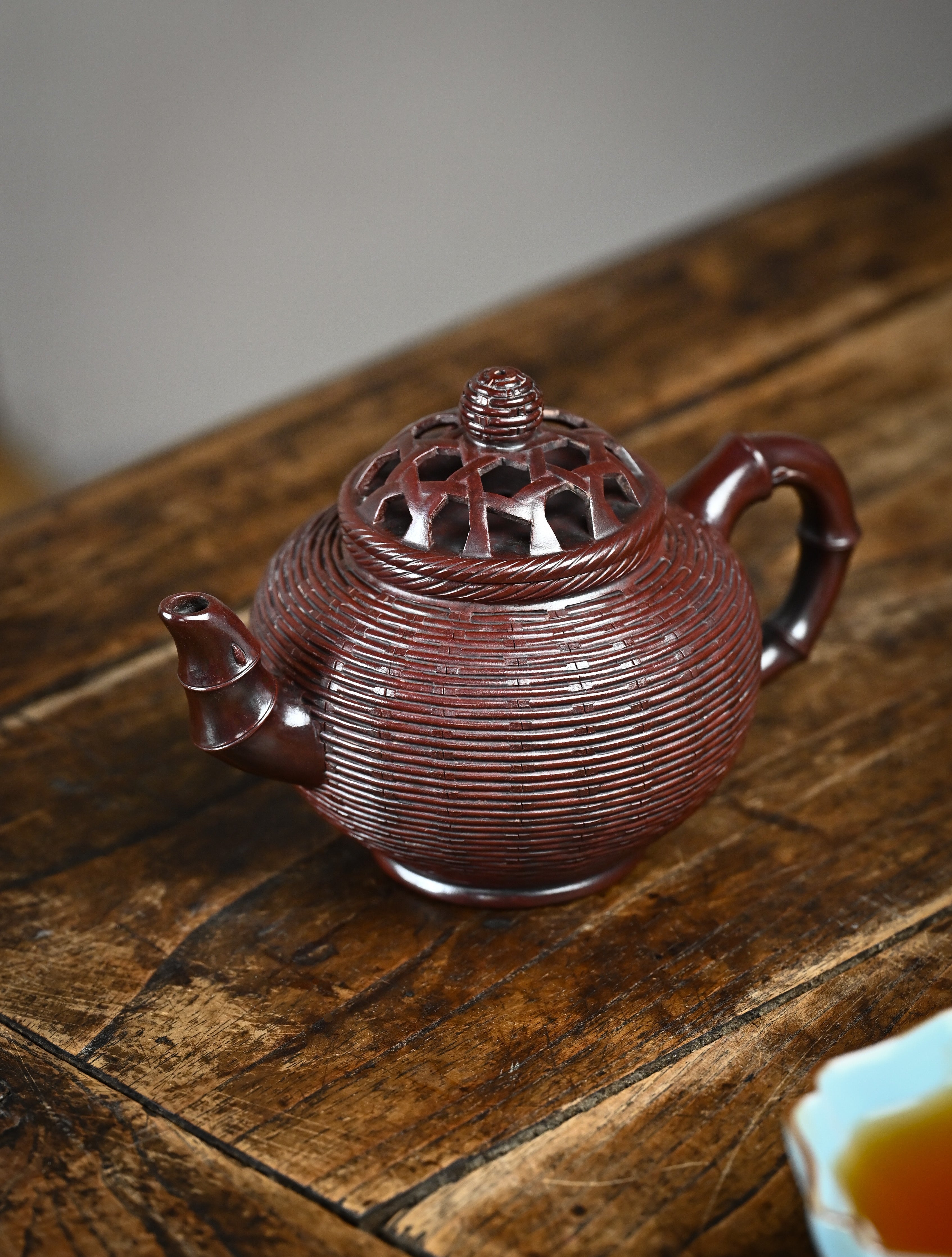 YANYOO handcrafted Yixing teapot featuring aged Wuni clay, bamboo weaving technique, Xiao Ying, lifestyle left side.