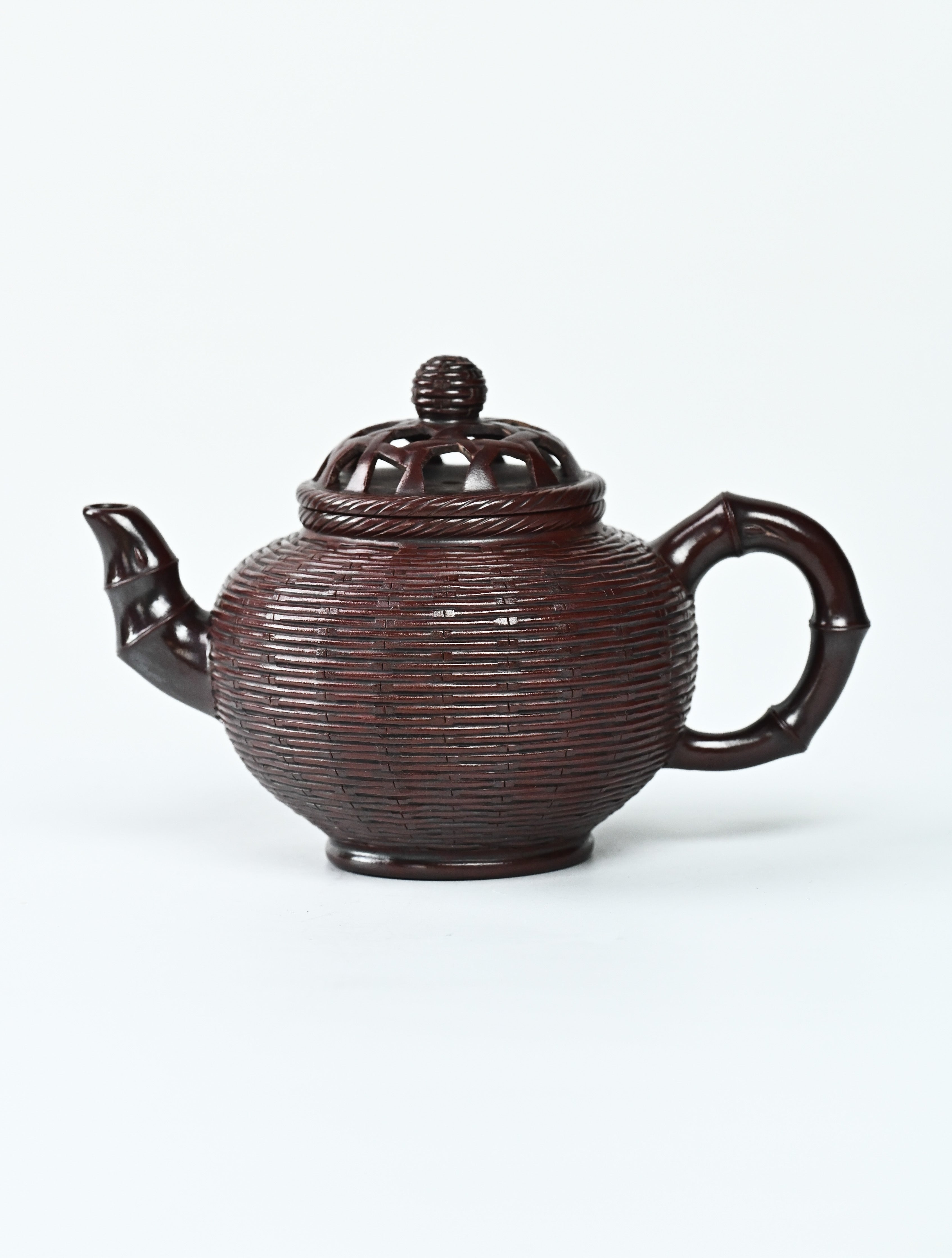 YANYOO handcrafted Yixing teapot featuring aged Wuni clay, bamboo weaving technique, Xiao Ying, product left side.
