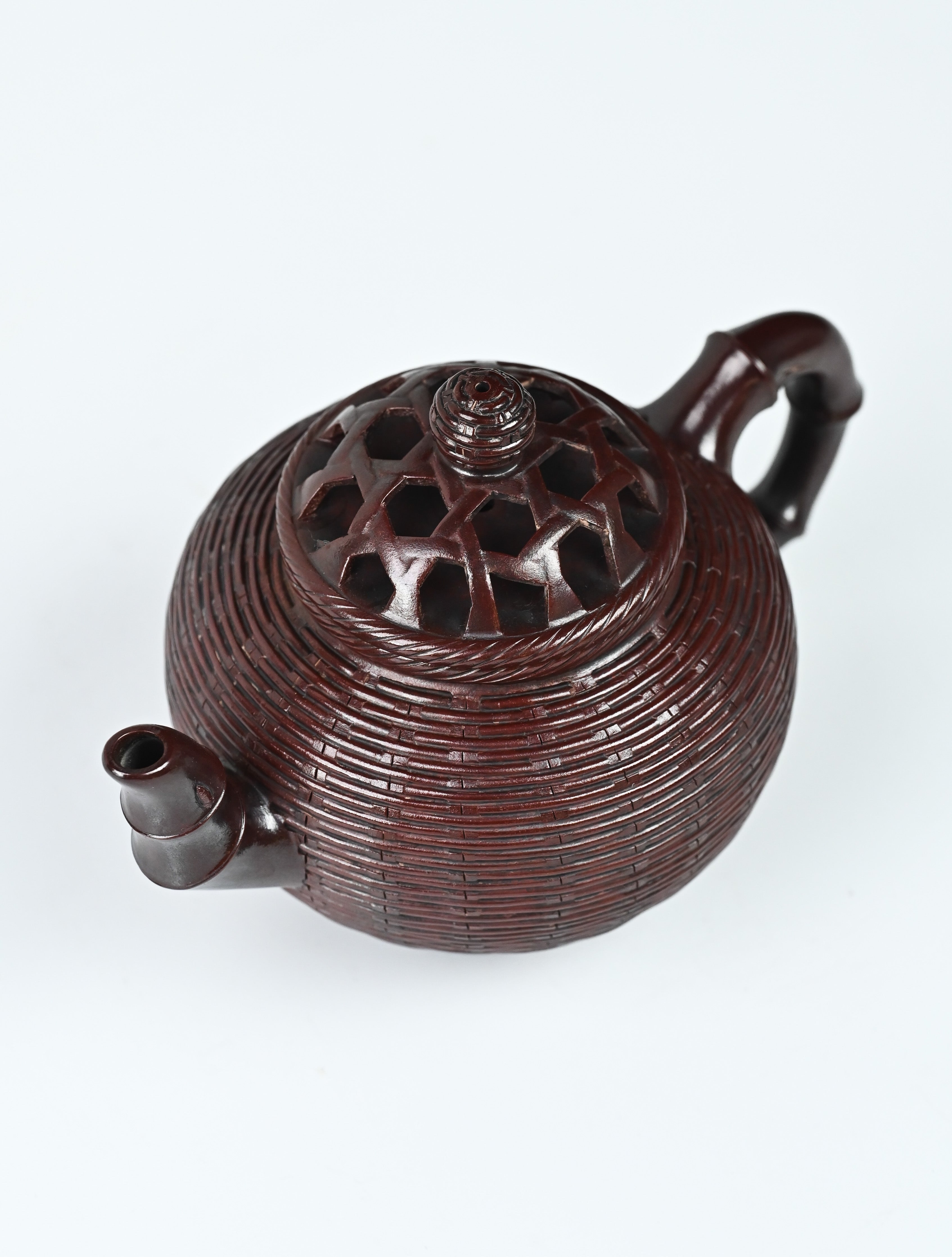 YANYOO handcrafted Yixing teapot featuring aged Wuni clay, bamboo weaving technique, Xiao Ying, product top side.