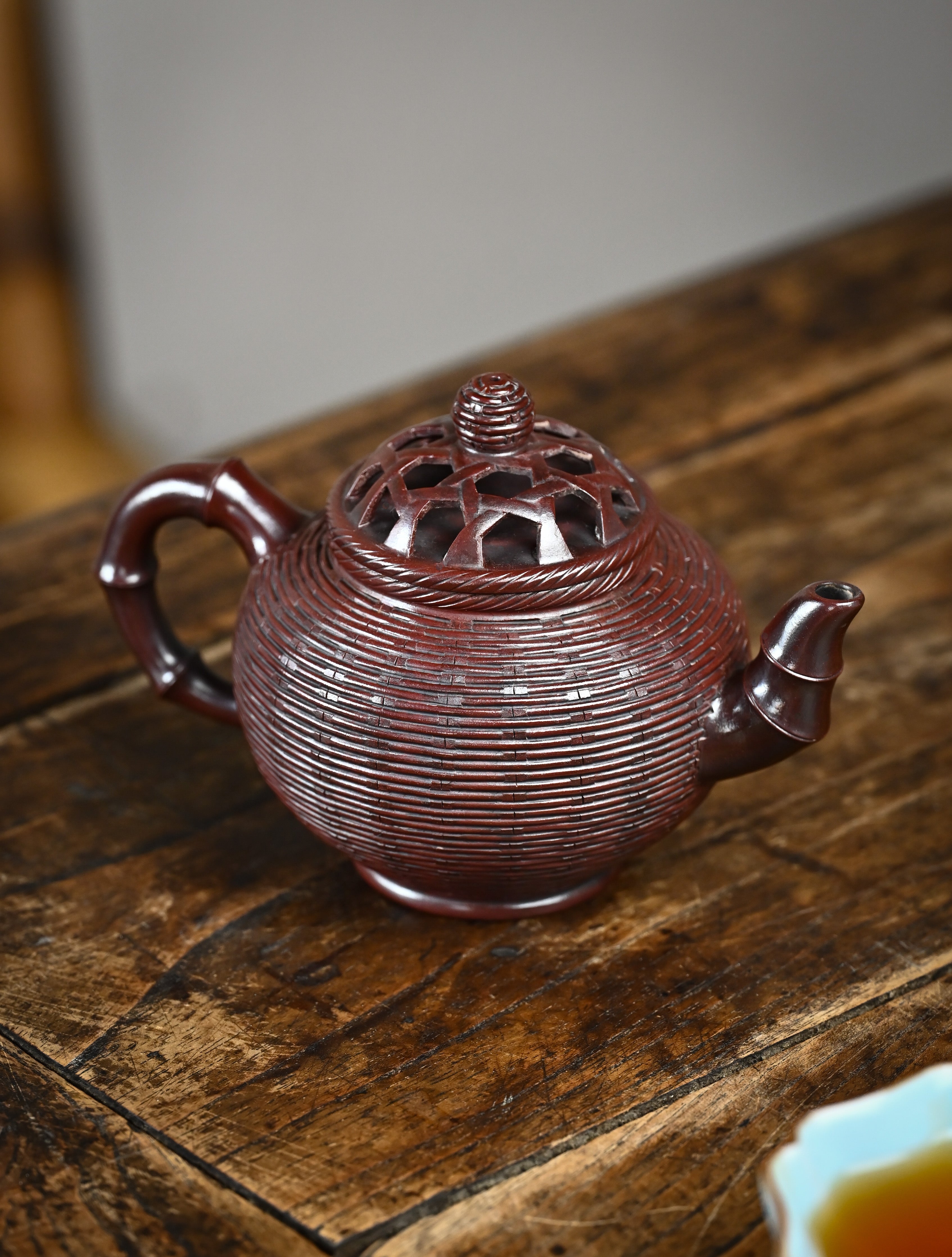 YANYOO handcrafted Yixing teapot featuring aged Wuni clay, bamboo weaving technique, Xiao Ying, lifestyle right side.
