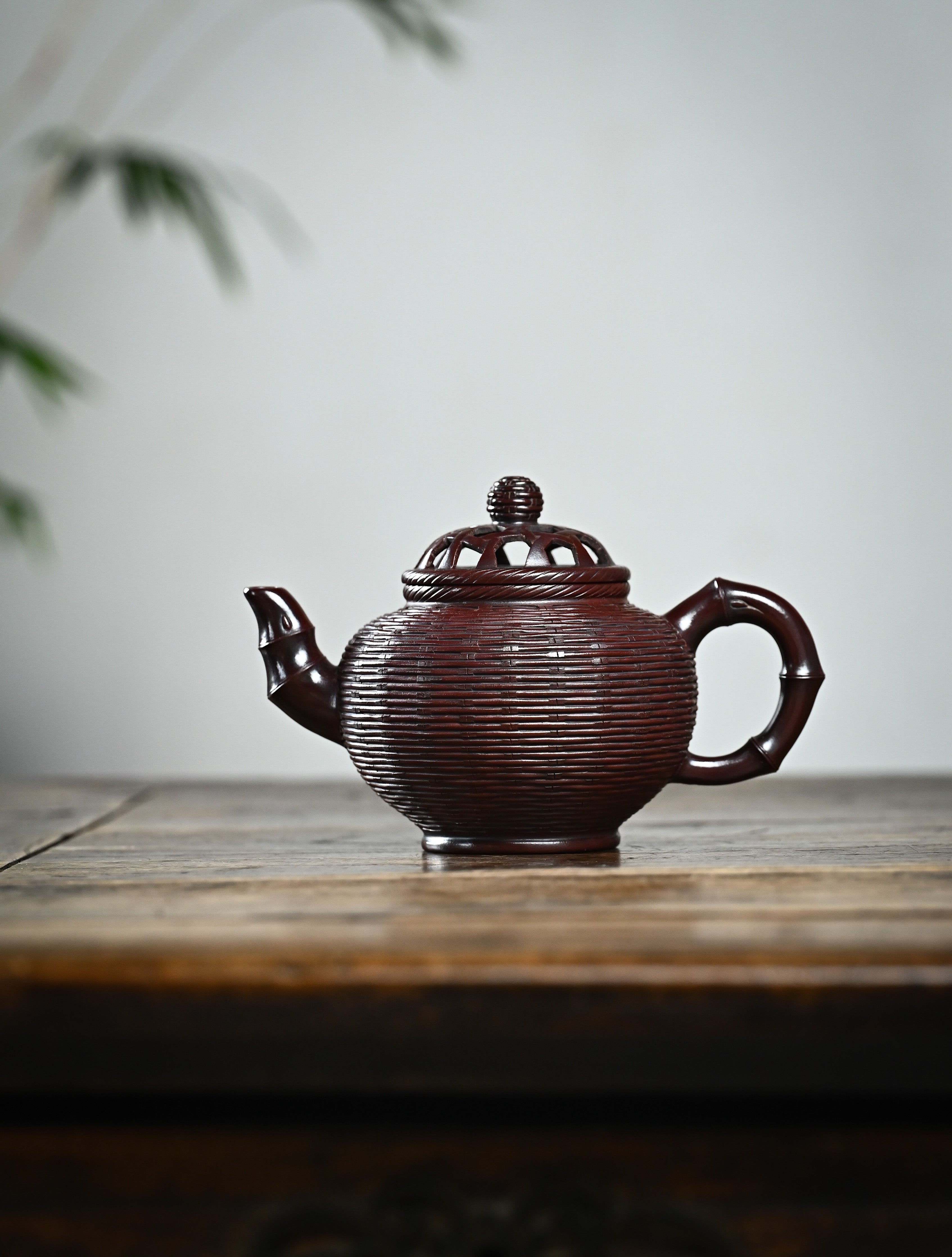 YANYOO handcrafted Yixing teapot featuring aged Wuni clay, bamboo weaving technique, Xiao Ying, lifestyle wide-angle left side.