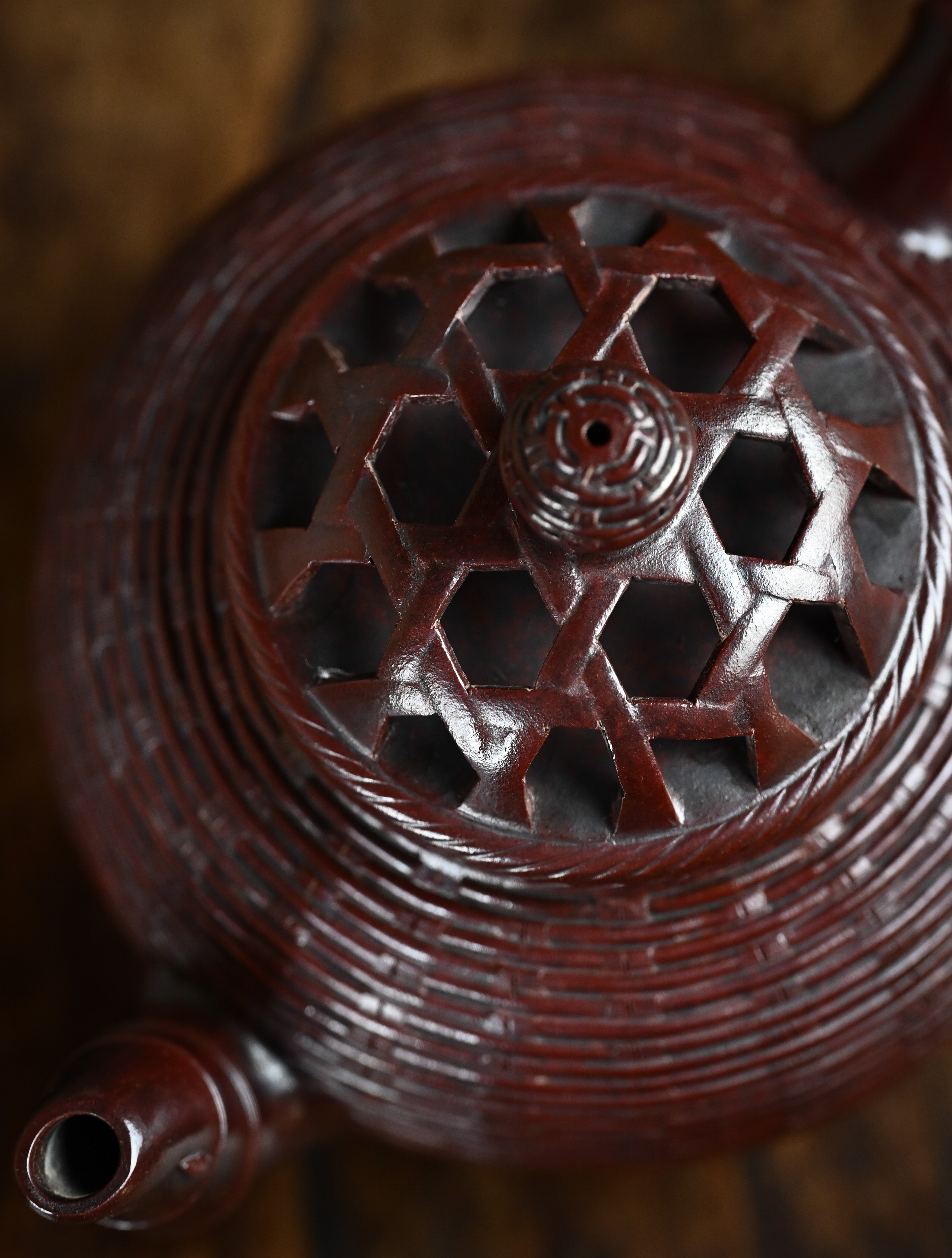 YANYOO handcrafted Yixing teapot featuring aged Wuni clay, bamboo weaving technique, Xiao Ying, lifestyle detail top side.