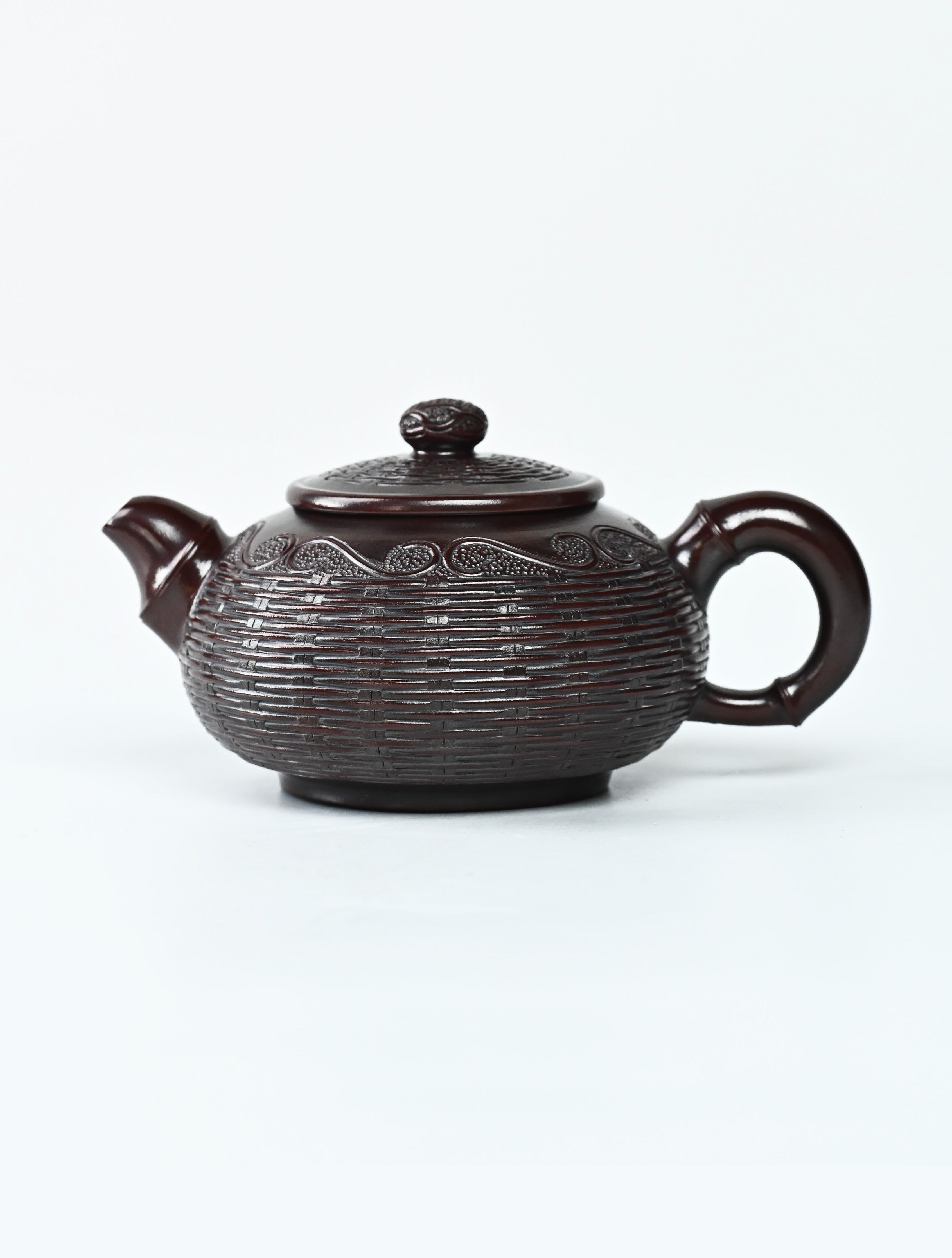 YANYOO handcrafted Yixing teapot featuring aged Wuni clay, bamboo weaving technique, Yu Run, product left side.