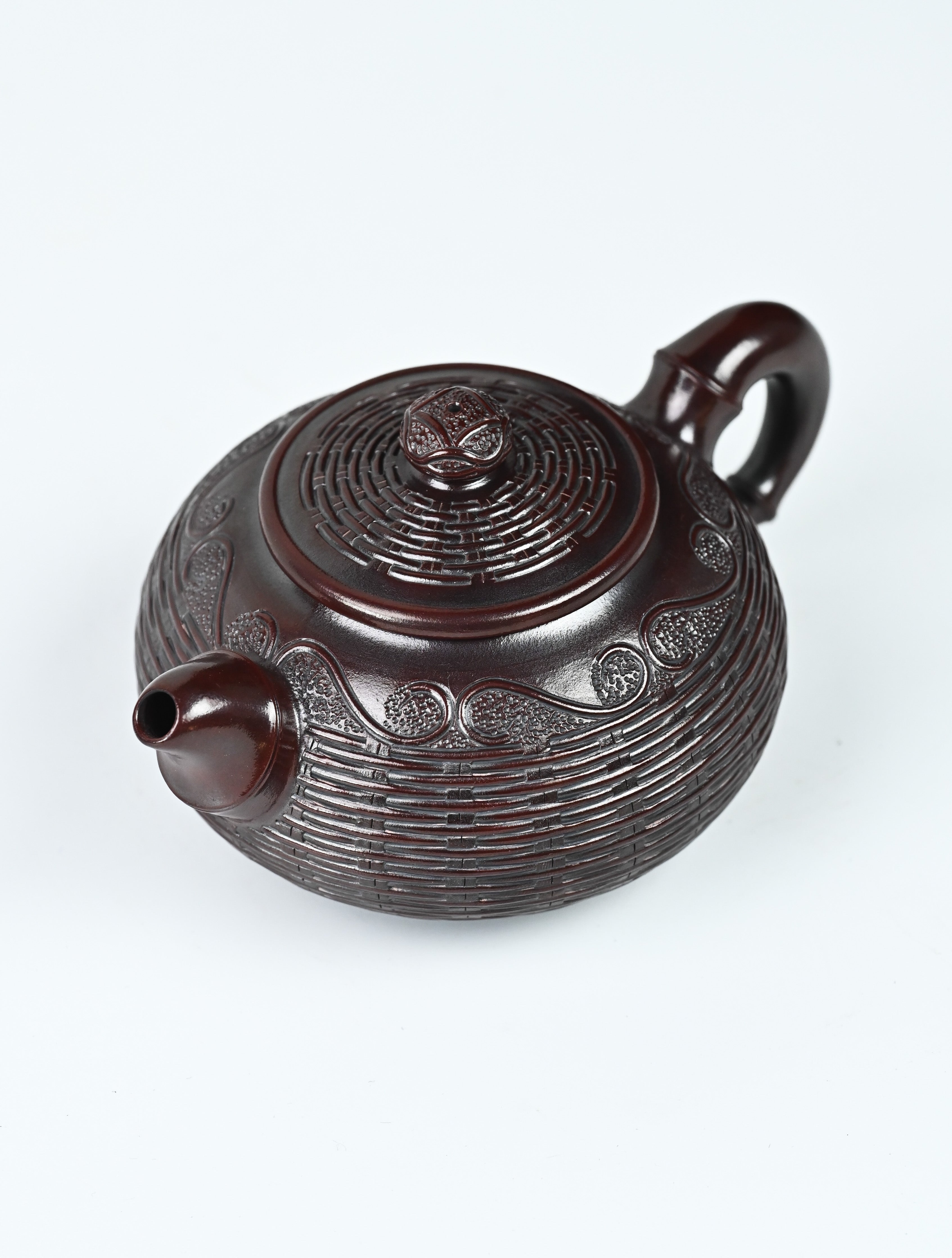 YANYOO handcrafted Yixing teapot featuring aged Wuni clay, bamboo weaving technique, Yu Run, product top side.