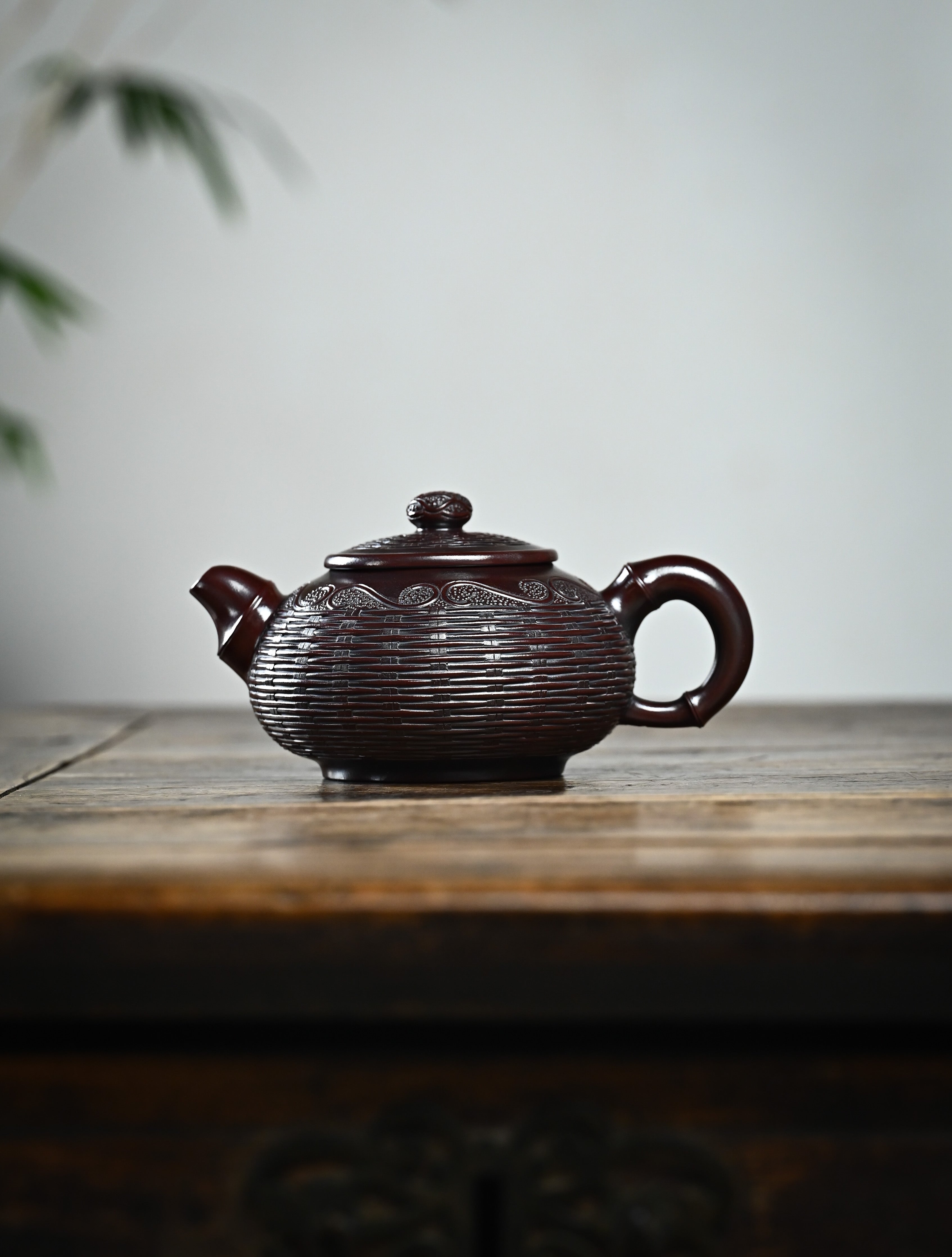 YANYOO handcrafted Yixing teapot featuring aged Wuni clay, bamboo weaving technique, Yu Run, lifestyle wide-angle left side.
