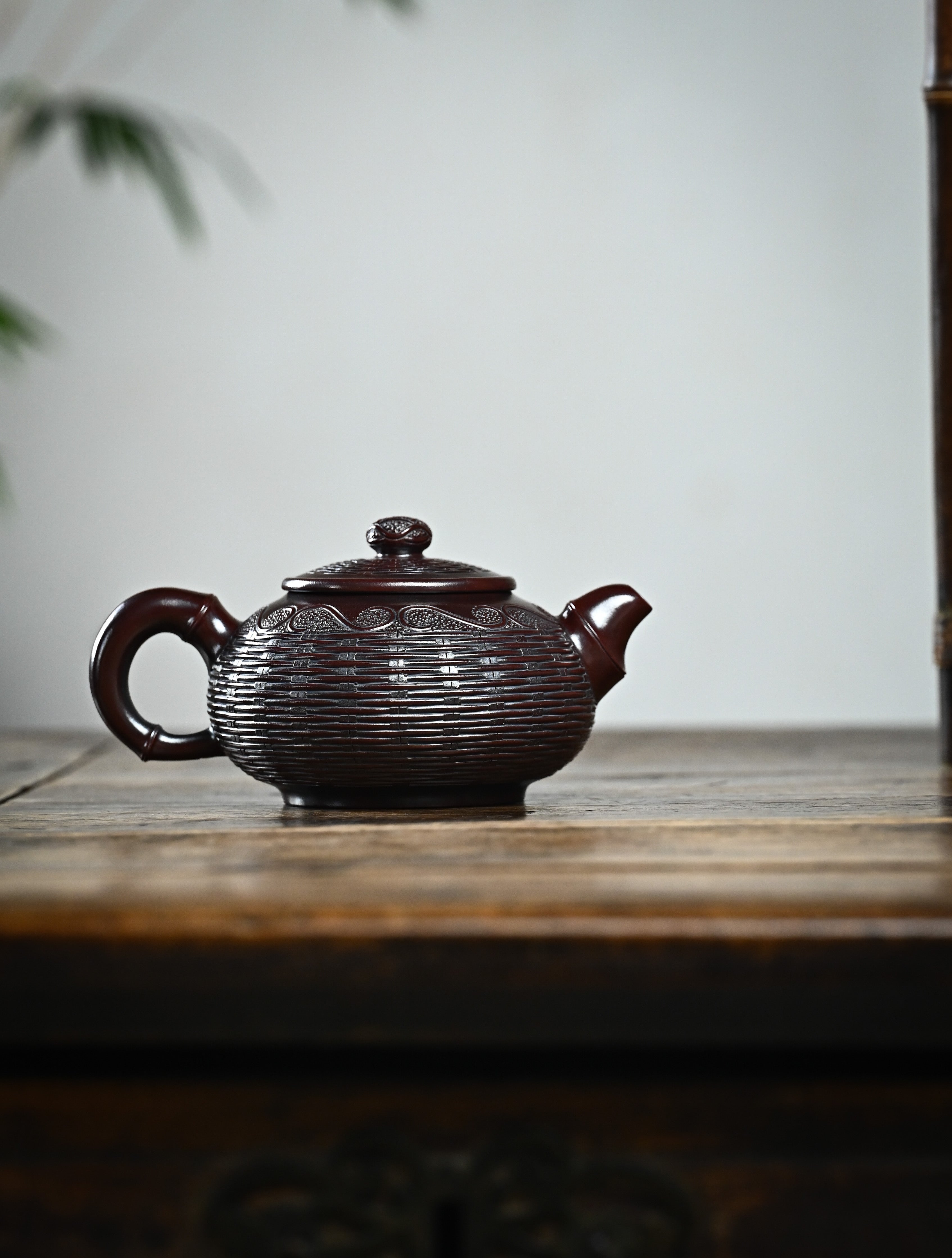 YANYOO handcrafted Yixing teapot featuring aged Wuni clay, bamboo weaving technique, Yu Run, lifestyle wide-angle right side.