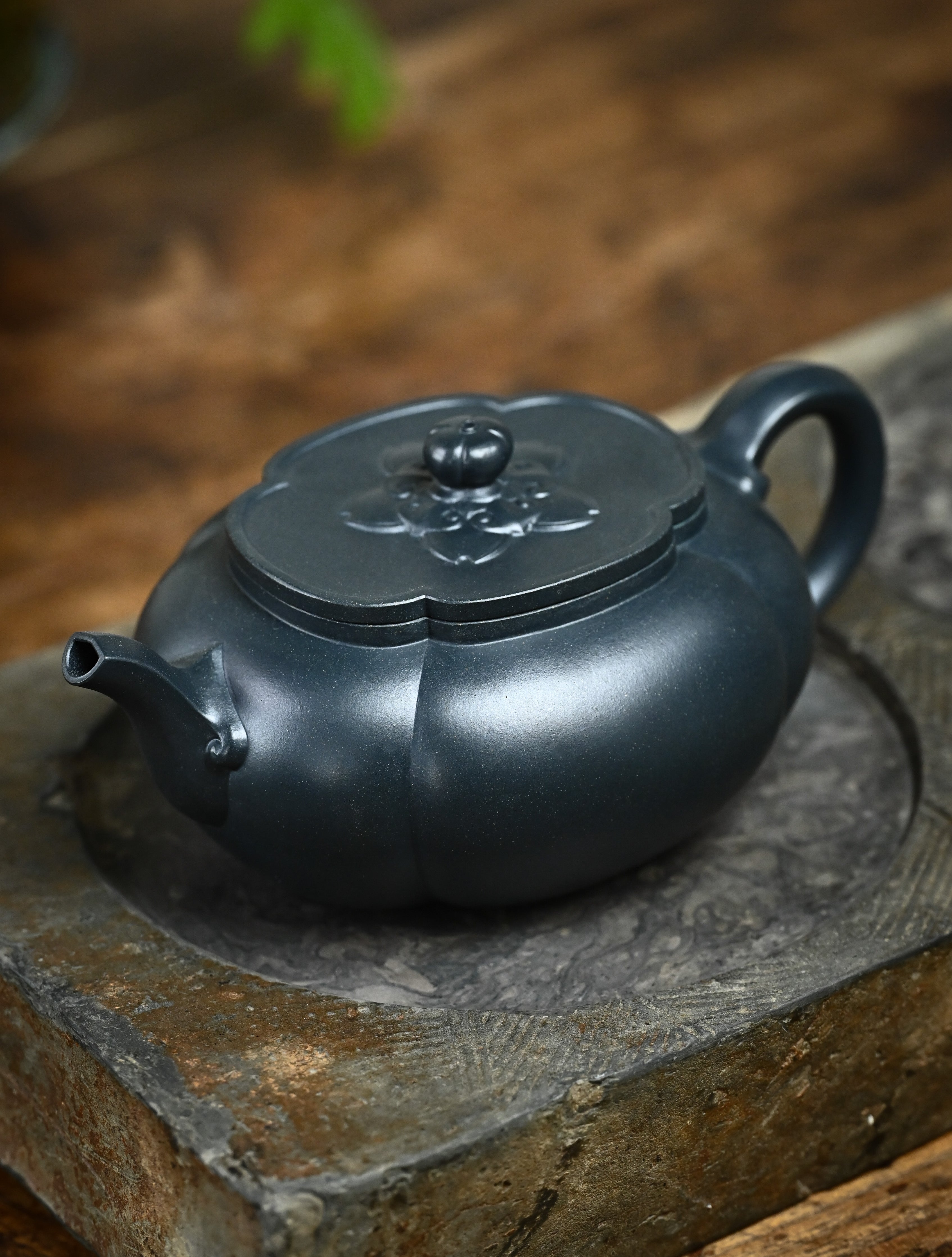 YANYOO handmade Yixing teapot featuring "Que Tou Qing" lvni clay and a ribbed shape, Hai Tang, lifestyle left side.