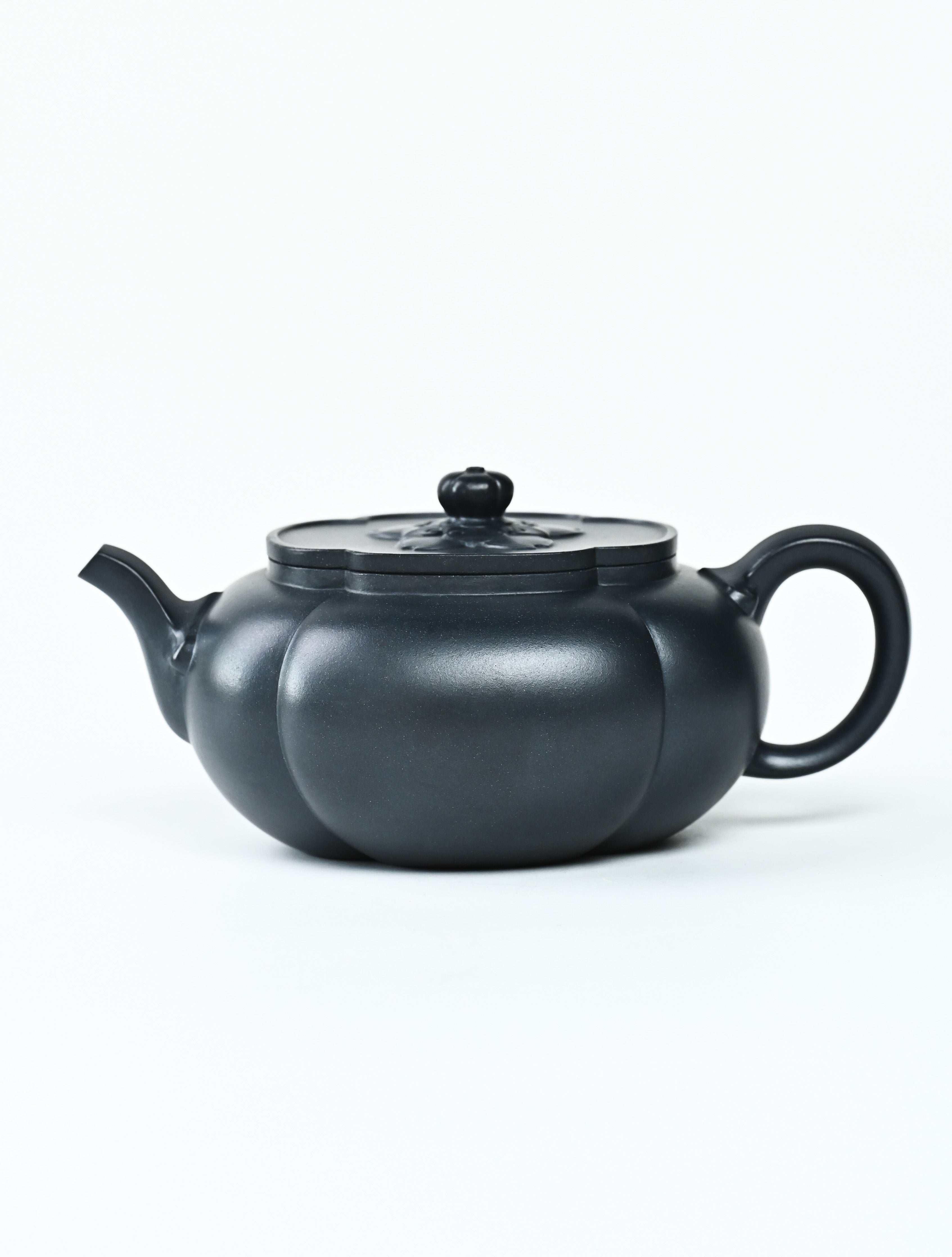 YANYOO handmade Yixing teapot featuring "Que Tou Qing" lvni clay and a ribbed shape, Hai Tang, product left side.