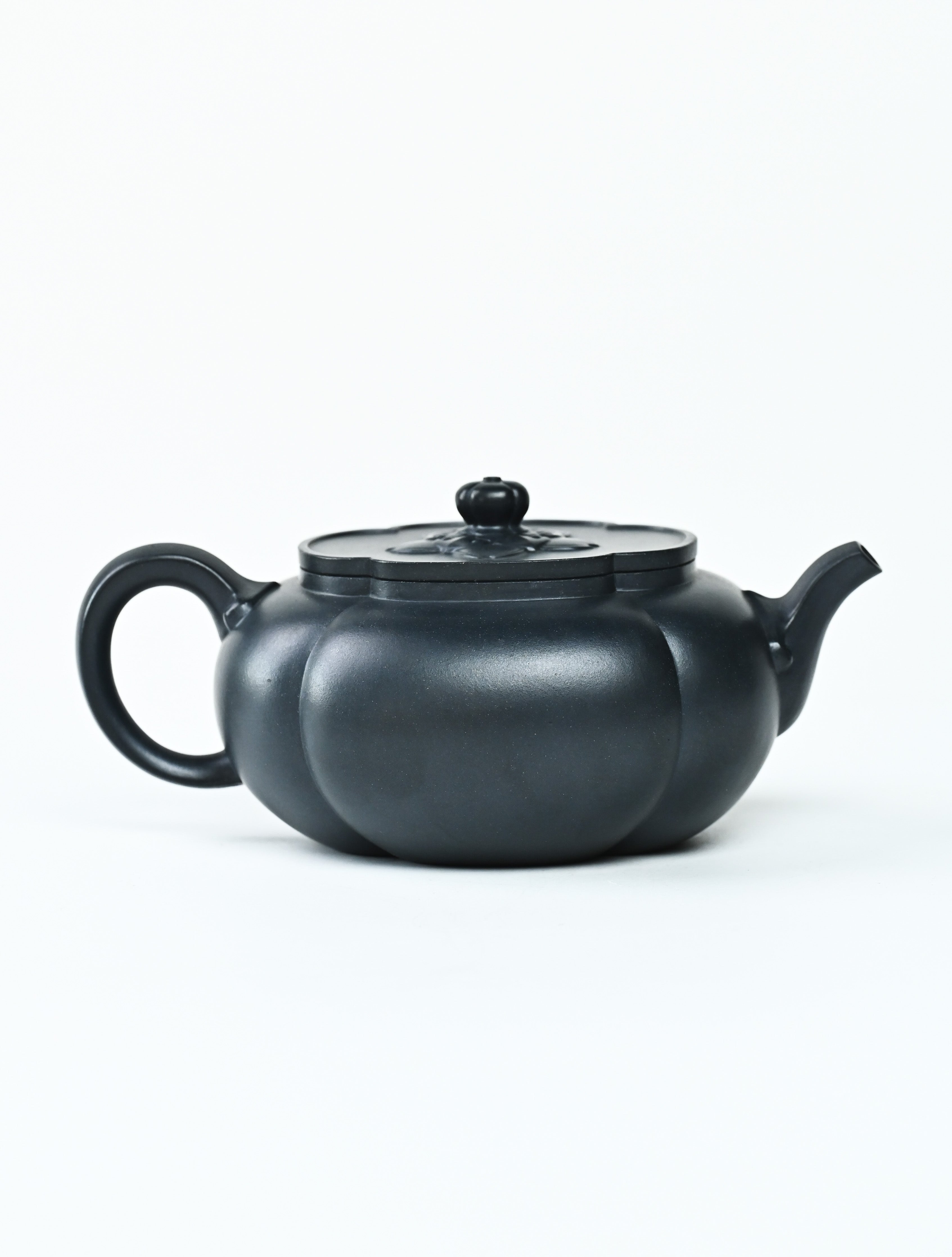 YANYOO handmade Yixing teapot featuring "Que Tou Qing" lvni clay and a ribbed shape, Hai Tang, product right side.