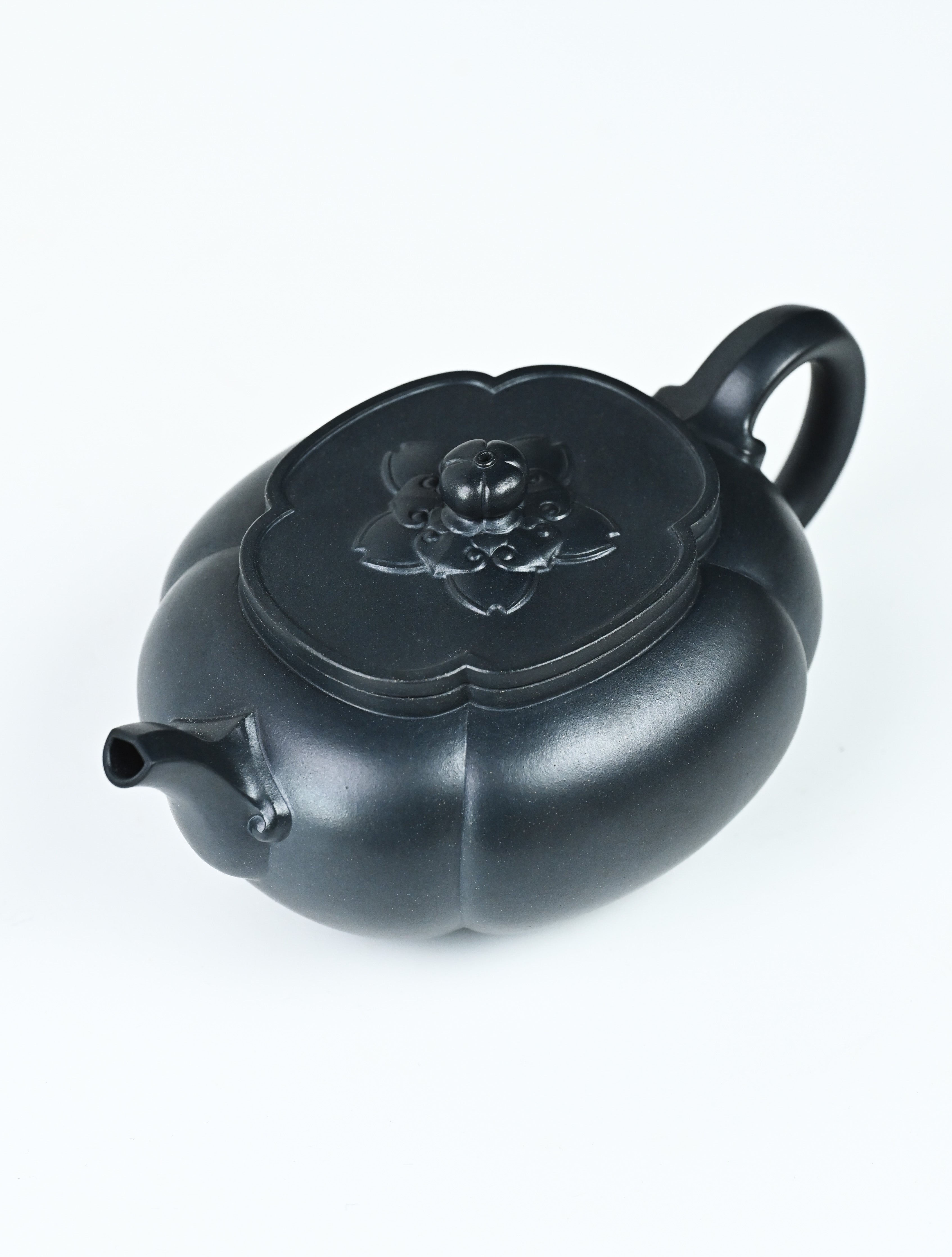 YANYOO handmade Yixing teapot featuring "Que Tou Qing" lvni clay and a ribbed shape, Hai Tang, product top side.
