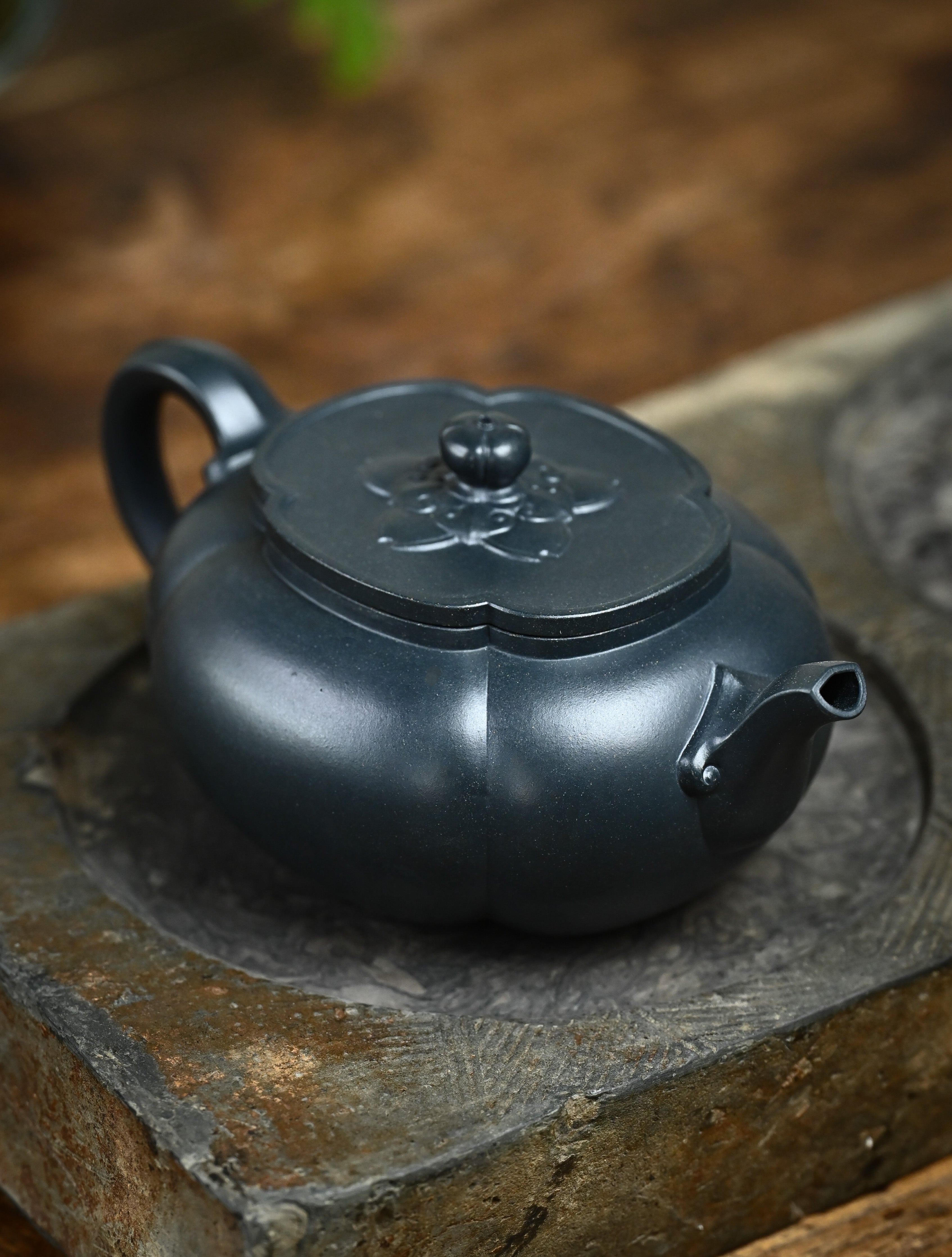 YANYOO handmade Yixing teapot featuring "Que Tou Qing" lvni clay and a ribbed shape, Hai Tang, lifestyle right side.