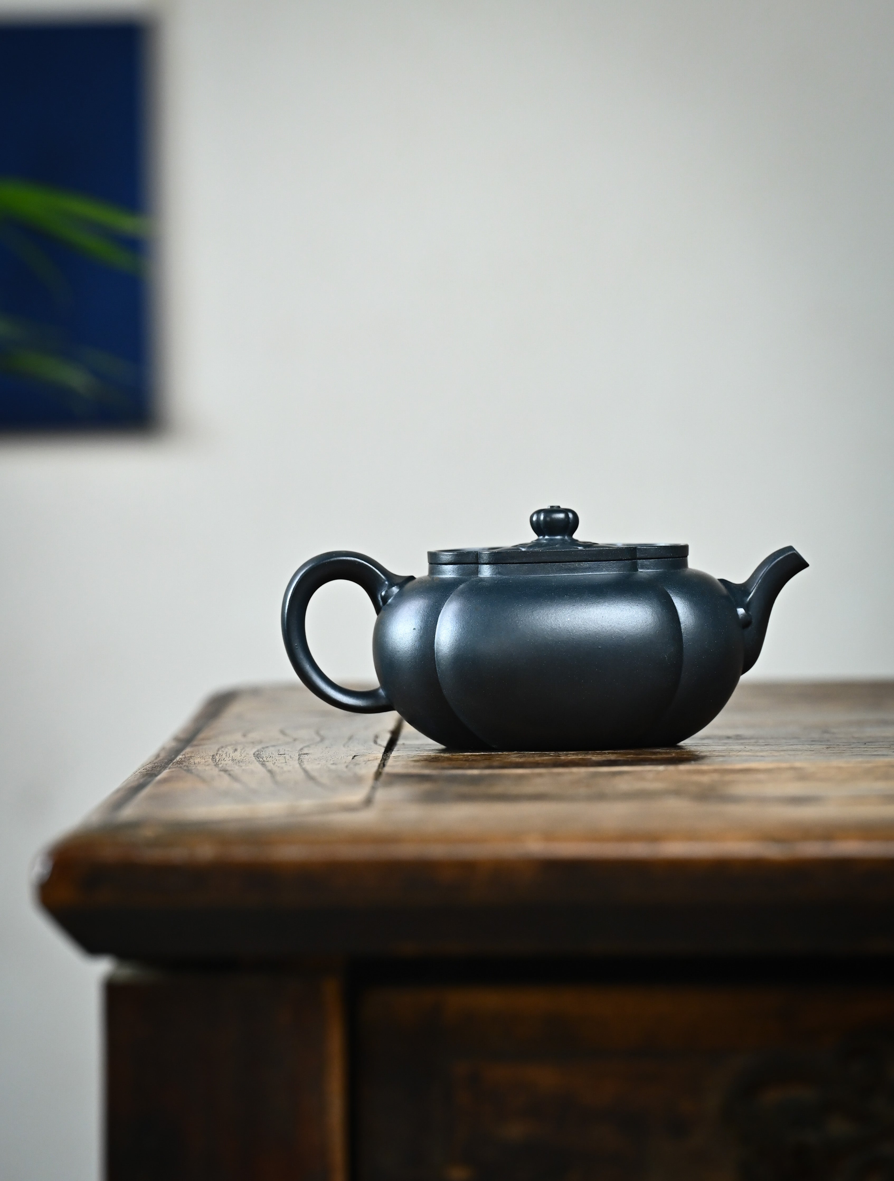 YANYOO handmade Yixing teapot featuring "Que Tou Qing" lvni clay and a ribbed shape, Hai Tang, lifestyle wide-angle right side.