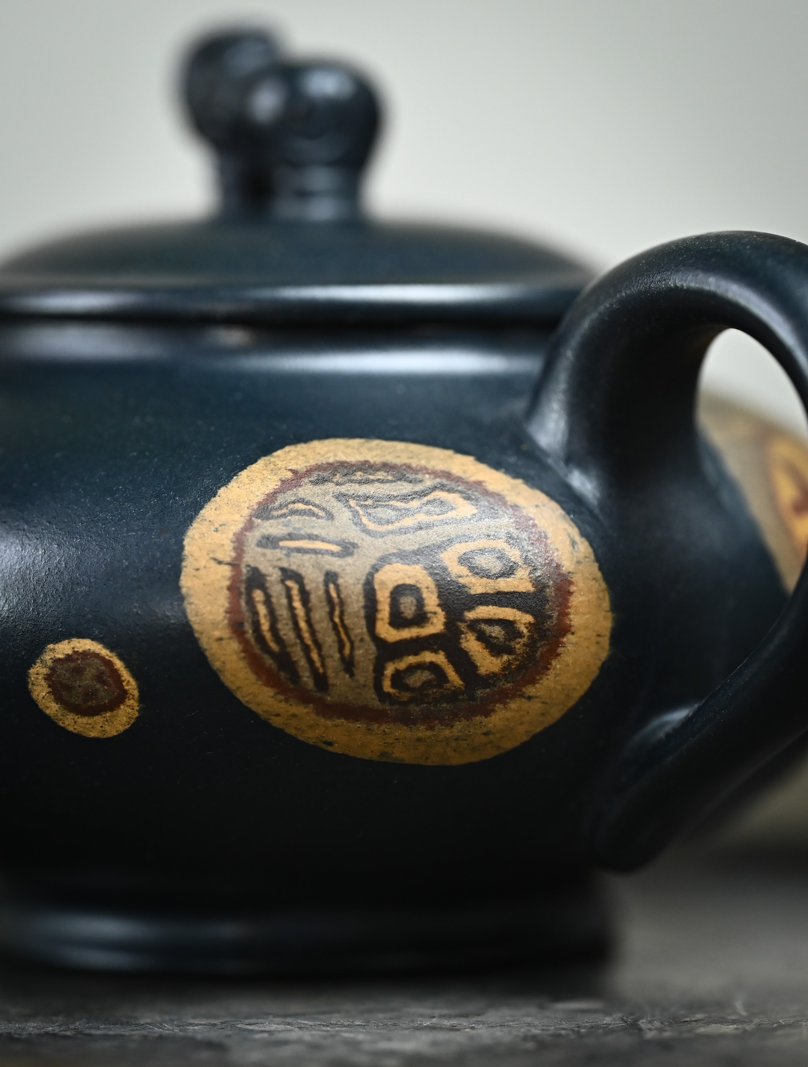 YANYOO handmade Yixing teapot featuring "Que Tou Qing" Lvni clay and Zisha clay blending technique, Si Ping You Xiang, lifestyle detail body.