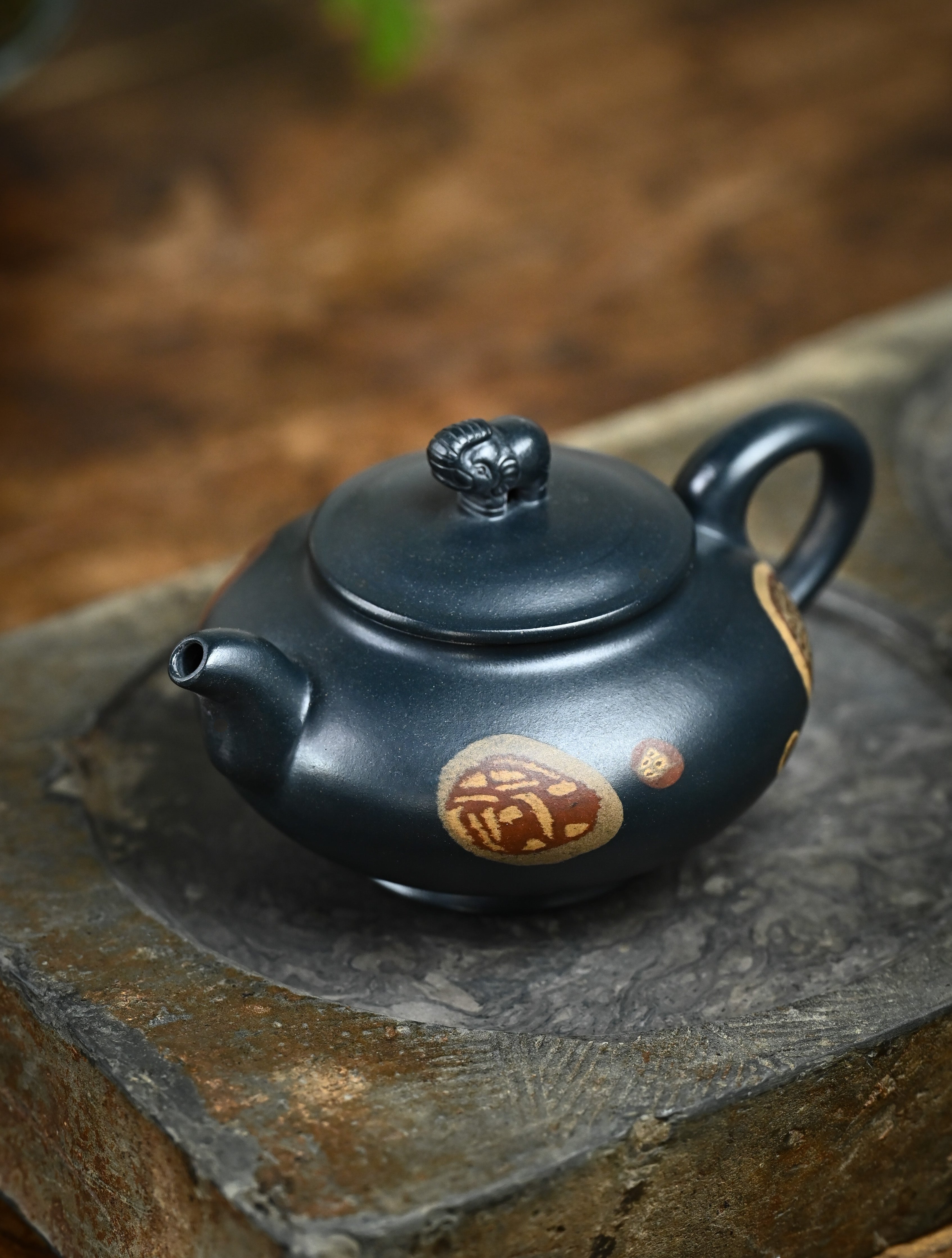 YANYOO handmade Yixing teapot featuring "Que Tou Qing" Lvni clay and Zisha clay blending technique, Si Ping You Xiang, lifestyle left side.