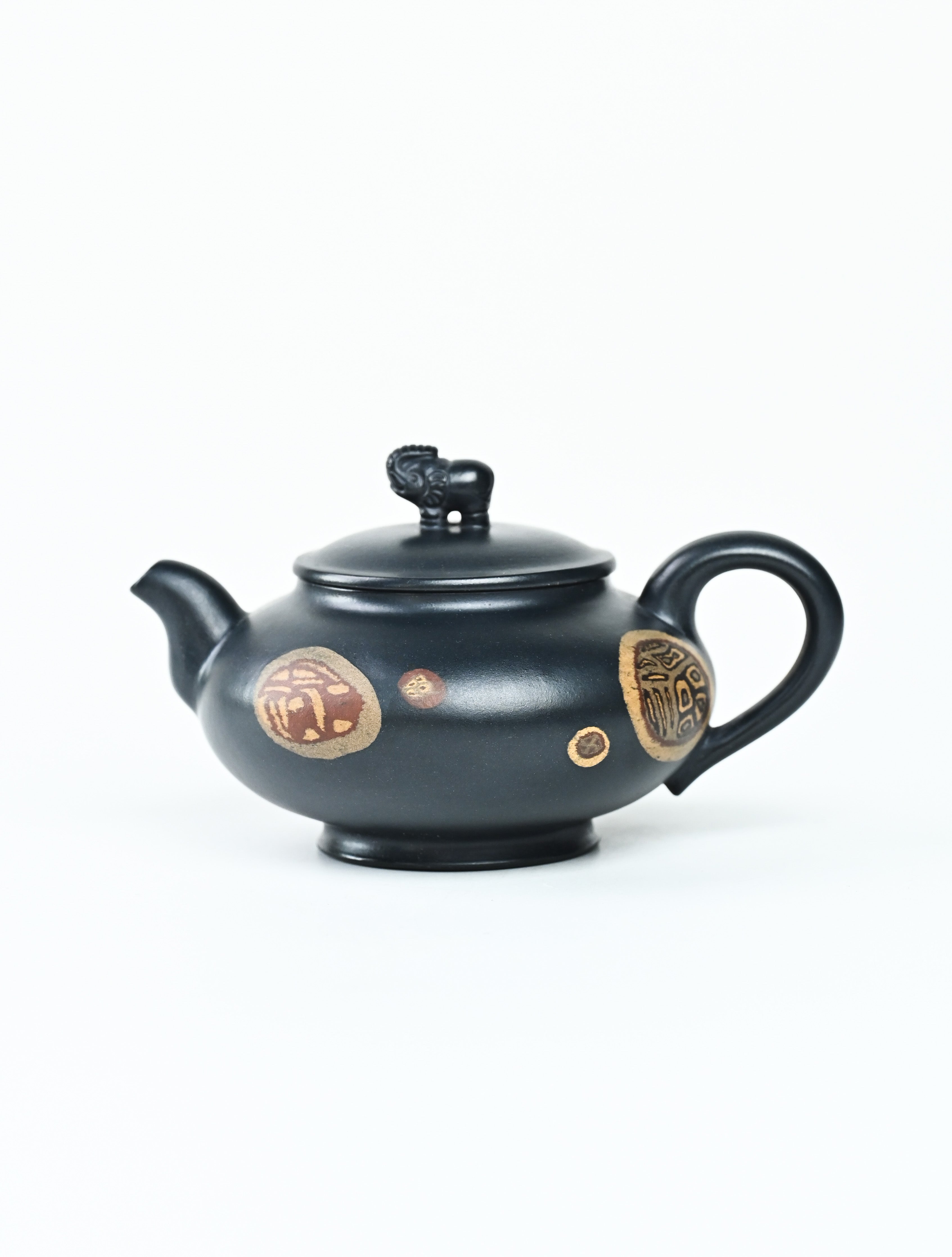 YANYOO handmade Yixing teapot featuring "Que Tou Qing" Lvni clay and Zisha clay blending technique, Si Ping You Xiang, product left side.