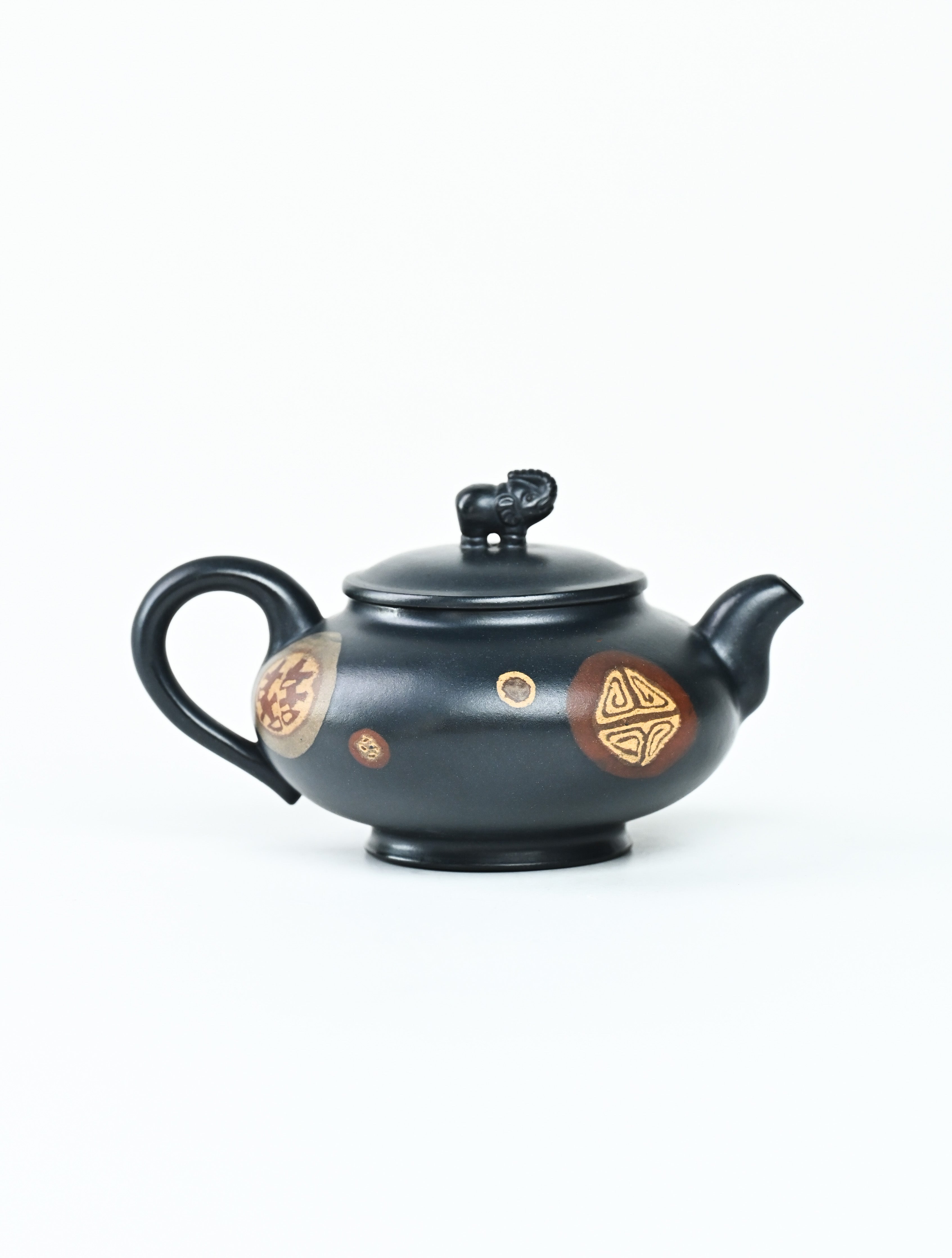 YANYOO handmade Yixing teapot featuring "Que Tou Qing" Lvni clay and Zisha clay blending technique, Si Ping You Xiang, product right side.
