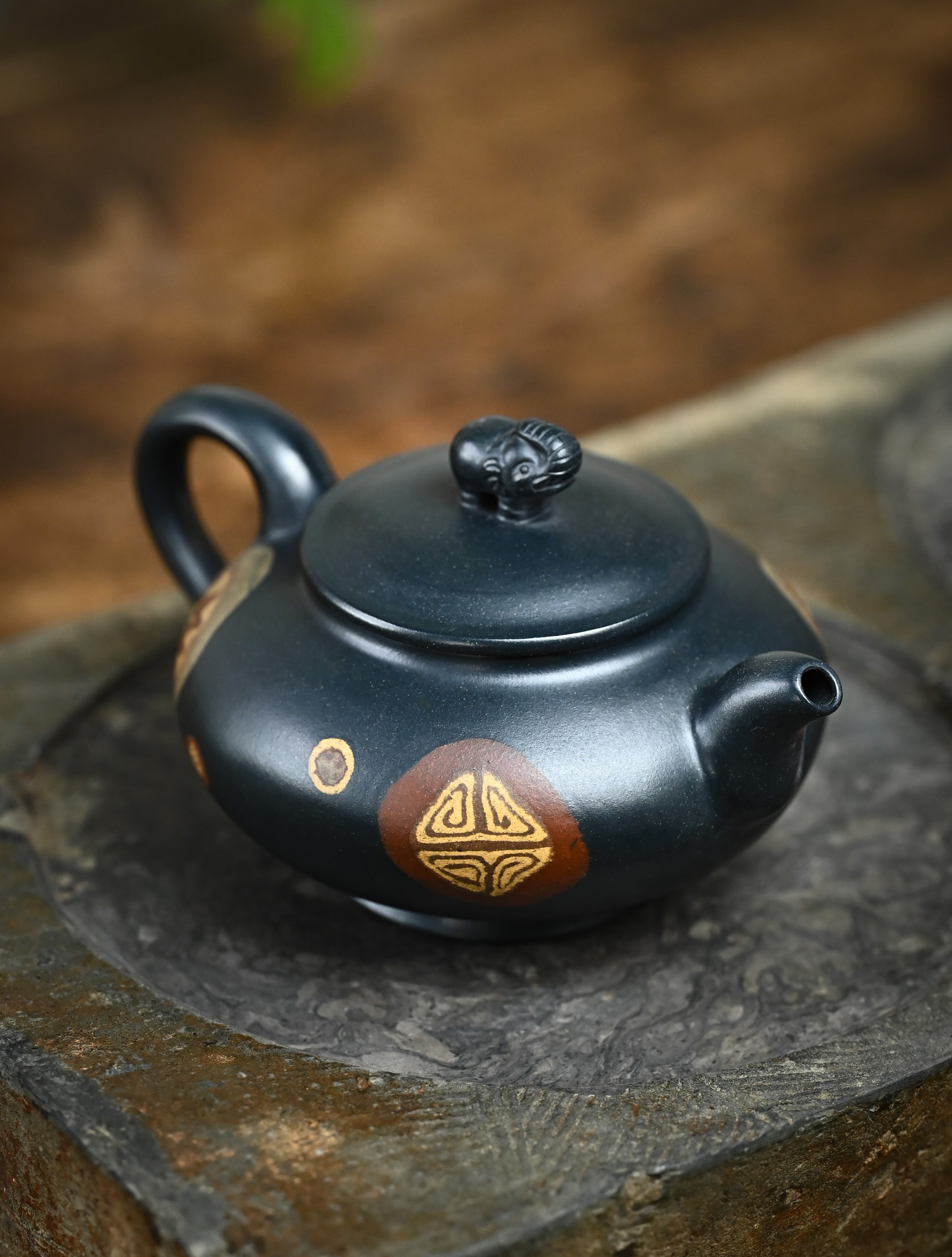YANYOO handmade Yixing teapot featuring "Que Tou Qing" Lvni clay and Zisha clay blending technique, Si Ping You Xiang, lifestyle right side.