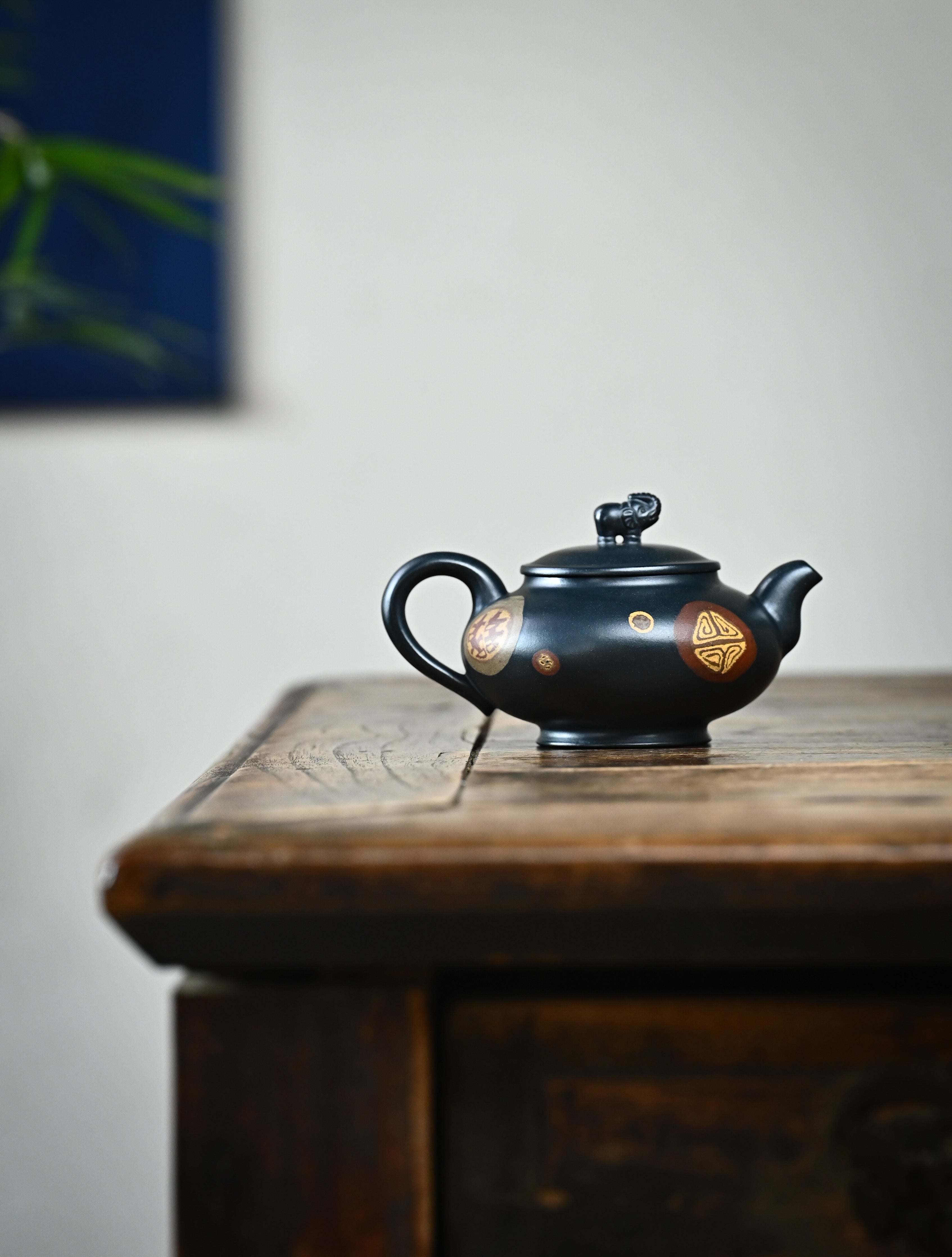 YANYOO handmade Yixing teapot featuring "Que Tou Qing" Lvni clay and Zisha clay blending technique, Si Ping You Xiang, lifestyle wide-angle right side.