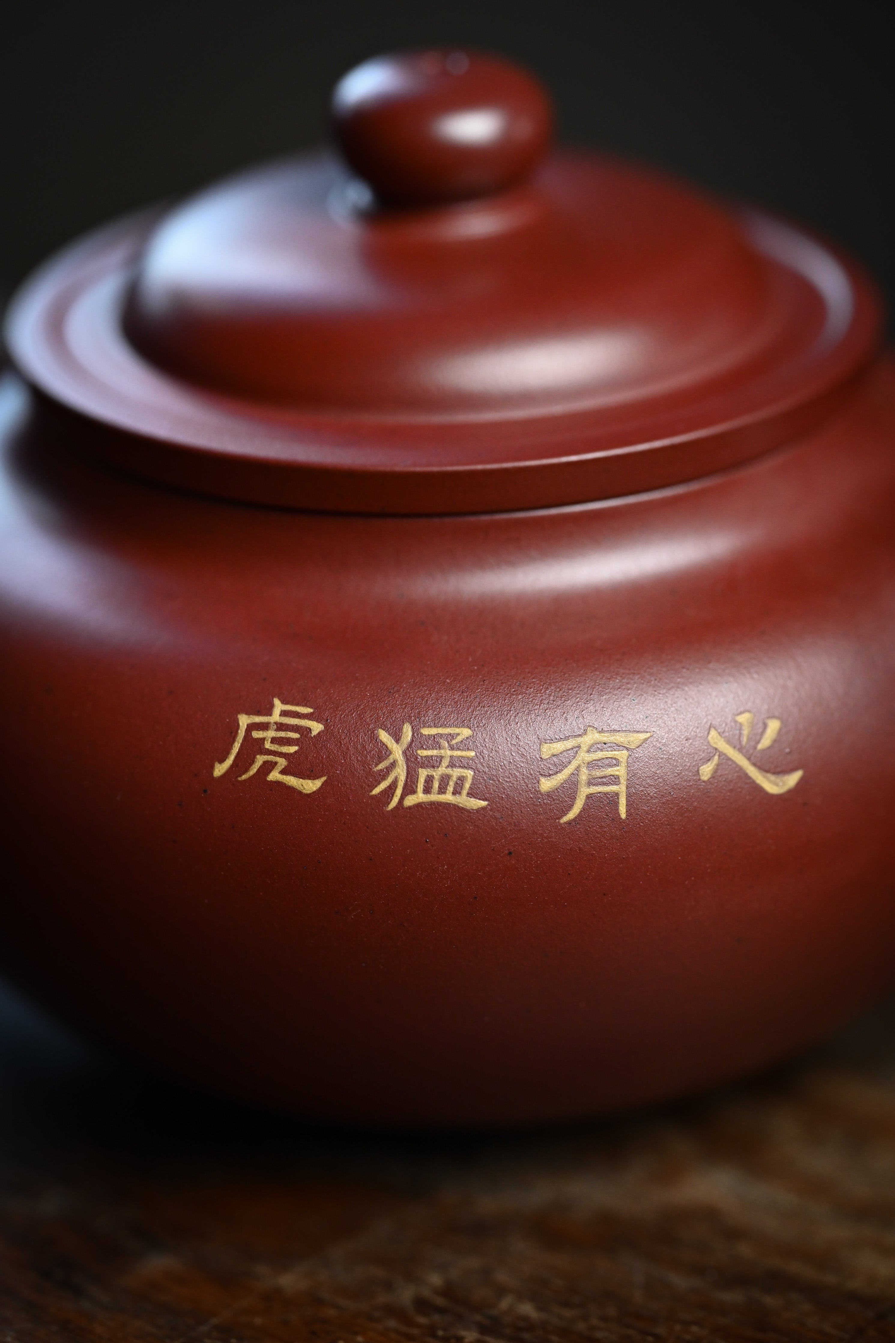 Handmade YANYOO Yixing teapot featuring Hong Pi Long clay and embedded clay painting, lifestyle detail back side.