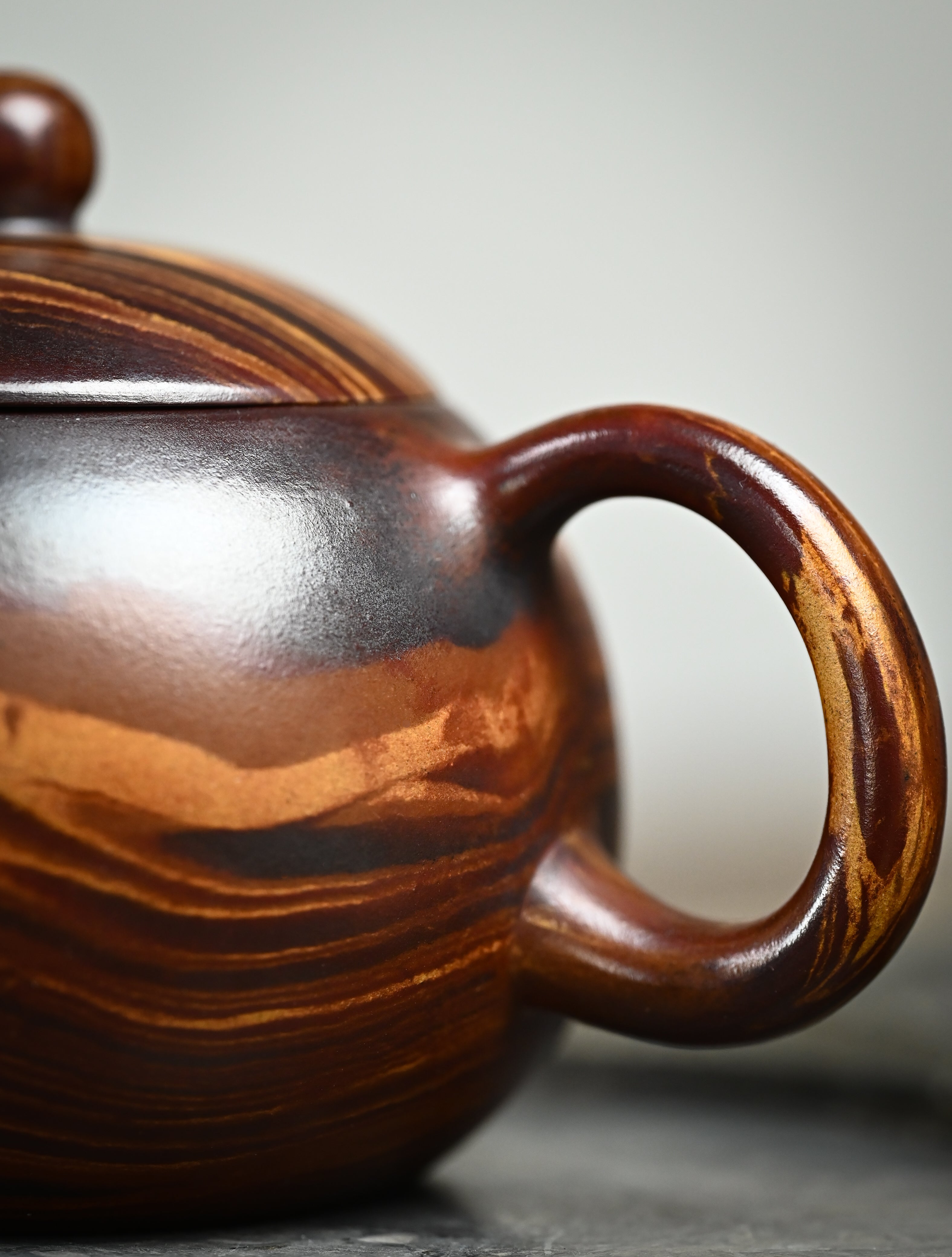 YANYOO handmade Yixing teapot featuring signature Wuni clay and Zisha clay blending technique, Xi Shi, lifestyle detail.