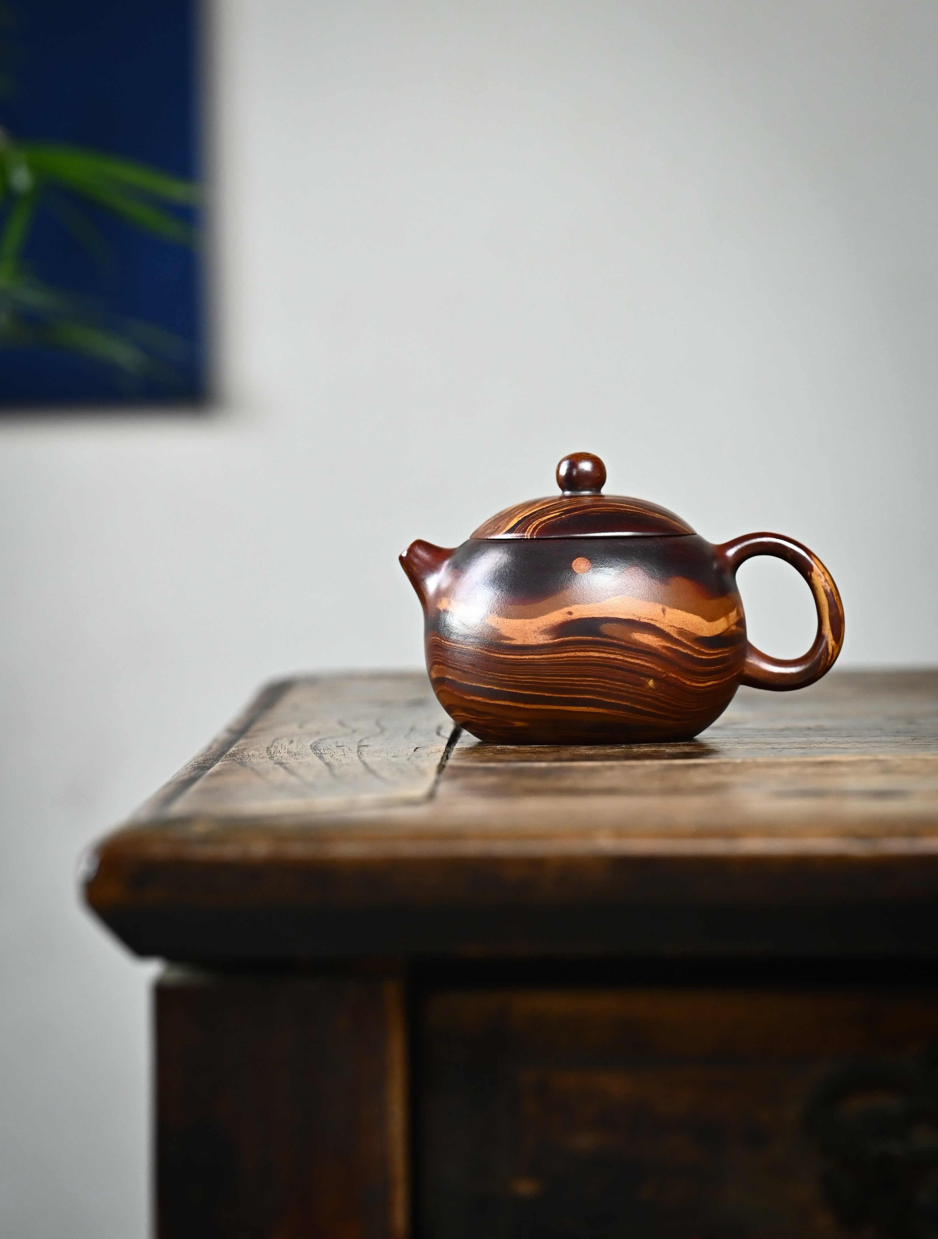 YANYOO handmade Yixing teapot featuring signature Wuni clay and Zisha clay blending technique, Xi Shi, lifestyle wide-angle left side.