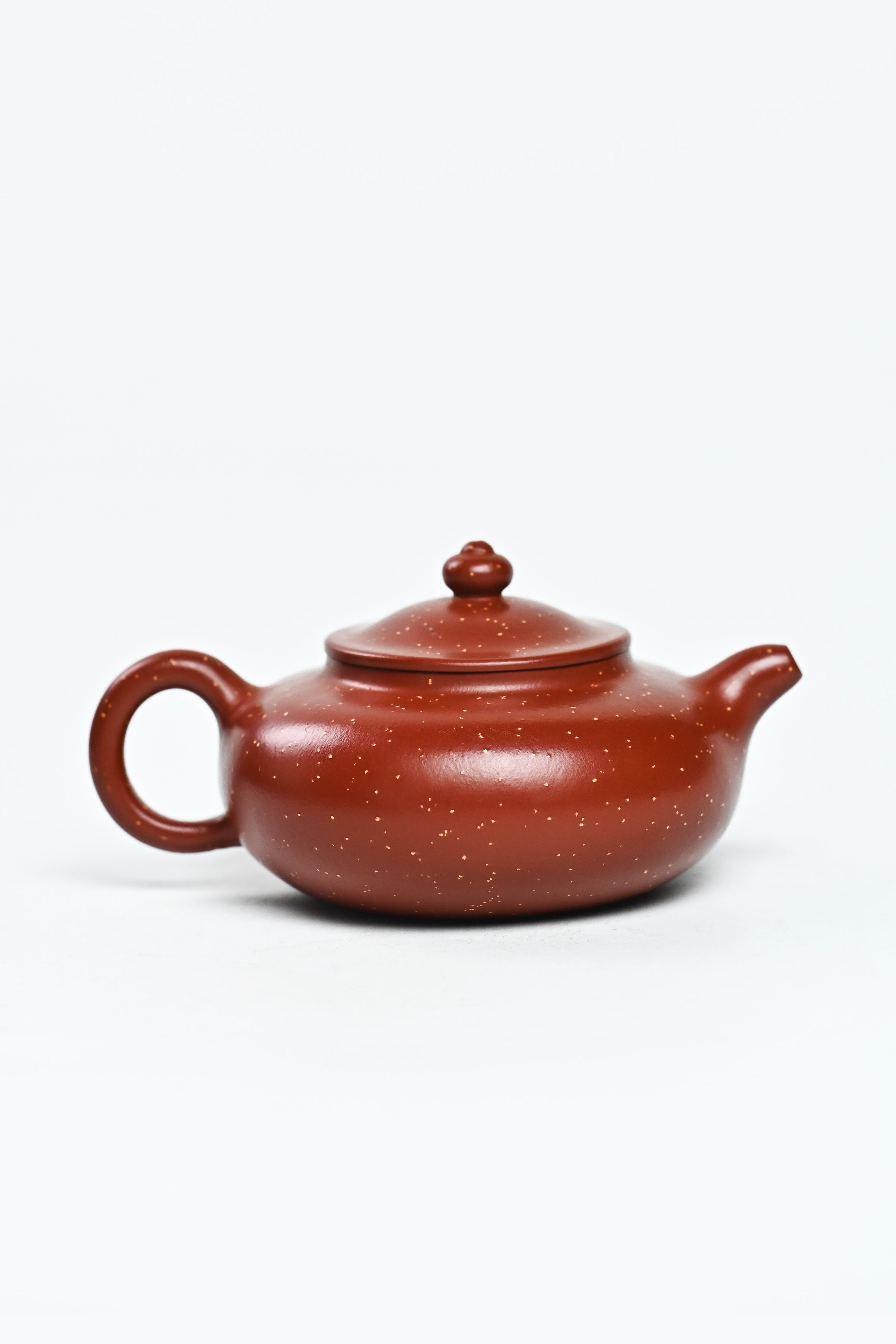 Handmade YANYOO Yixing teapot featuring Zhuni Da Hong Pao clay and sand paving technique, product right side.