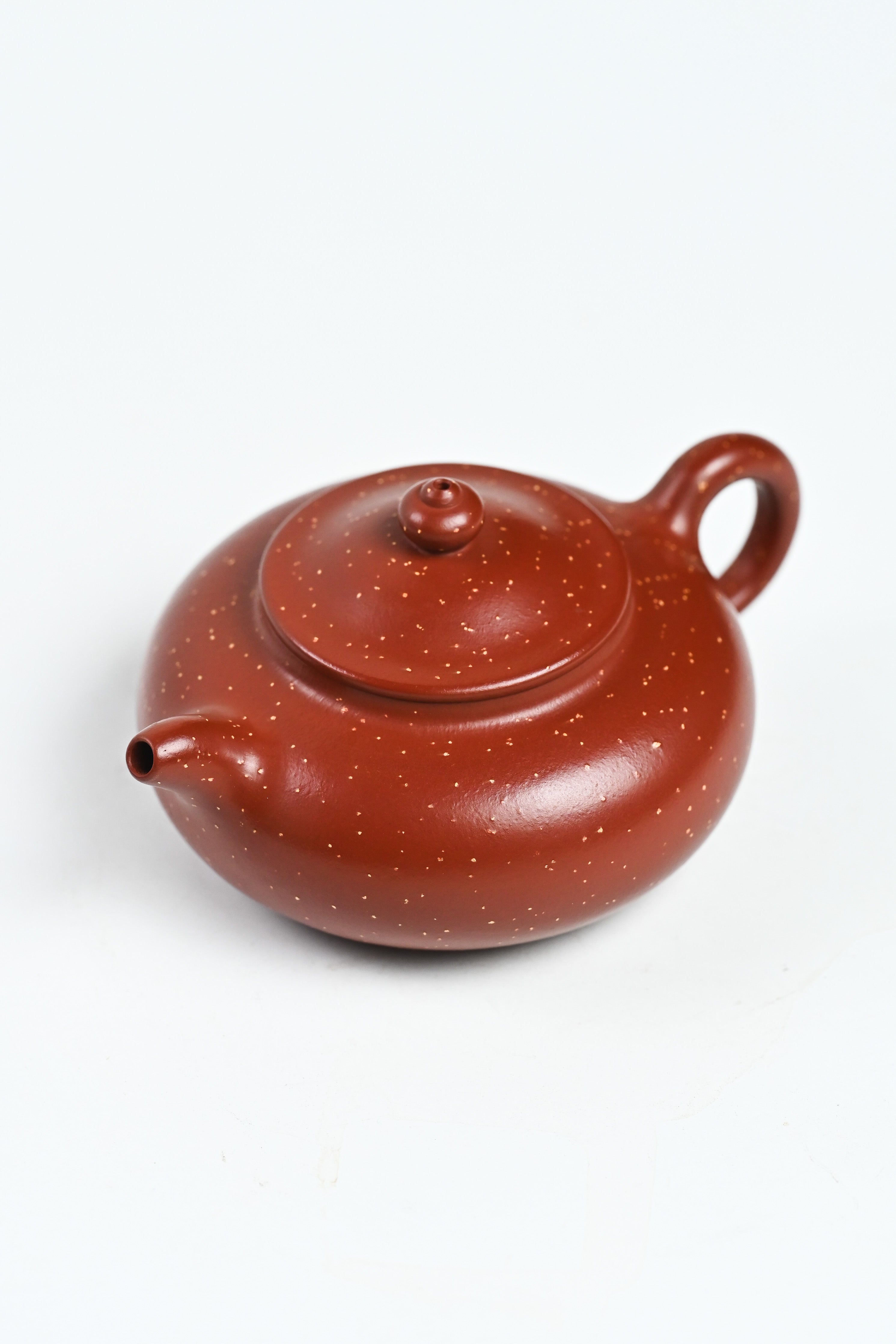 Handmade YANYOO Yixing teapot featuring Zhuni Da Hong Pao clay and sand paving technique, product top side.