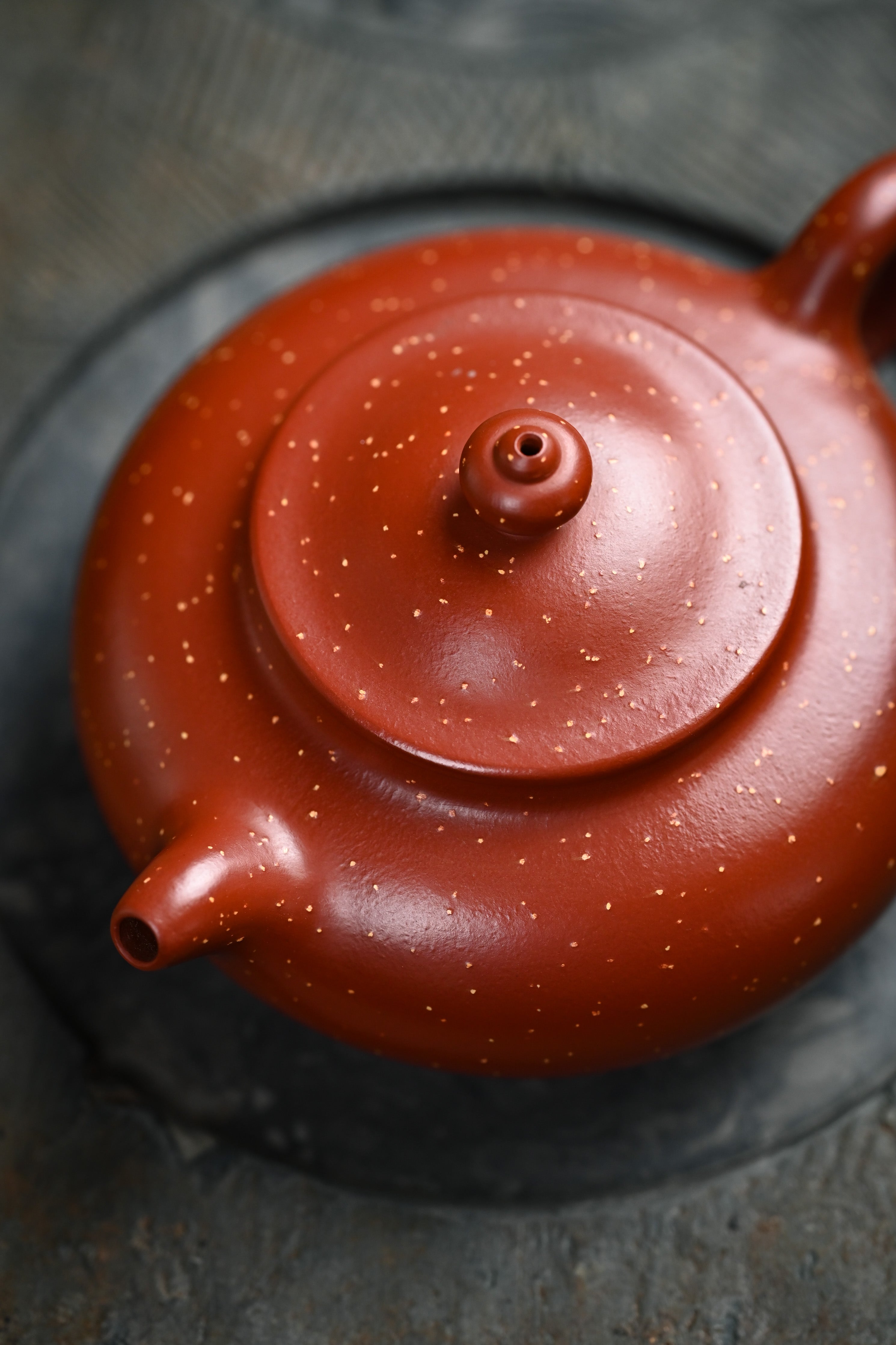 Handmade YANYOO Yixing teapot featuring Zhuni Da Hong Pao clay and sand paving technique, lifestyle top side.