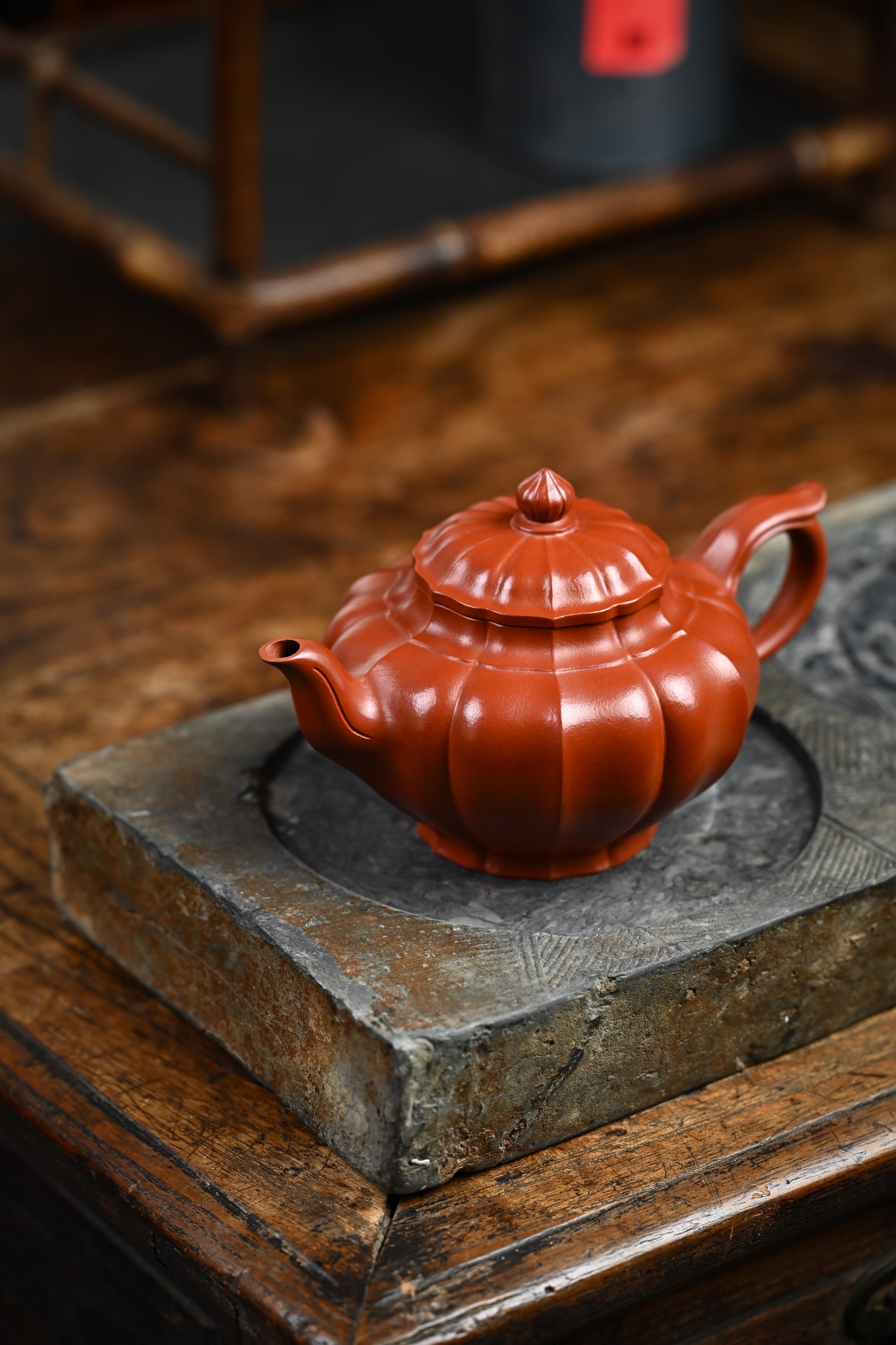 Handmade YANYOO Yixing teapot featuring Zhuni clay and ribbed style, lifestyle left side.