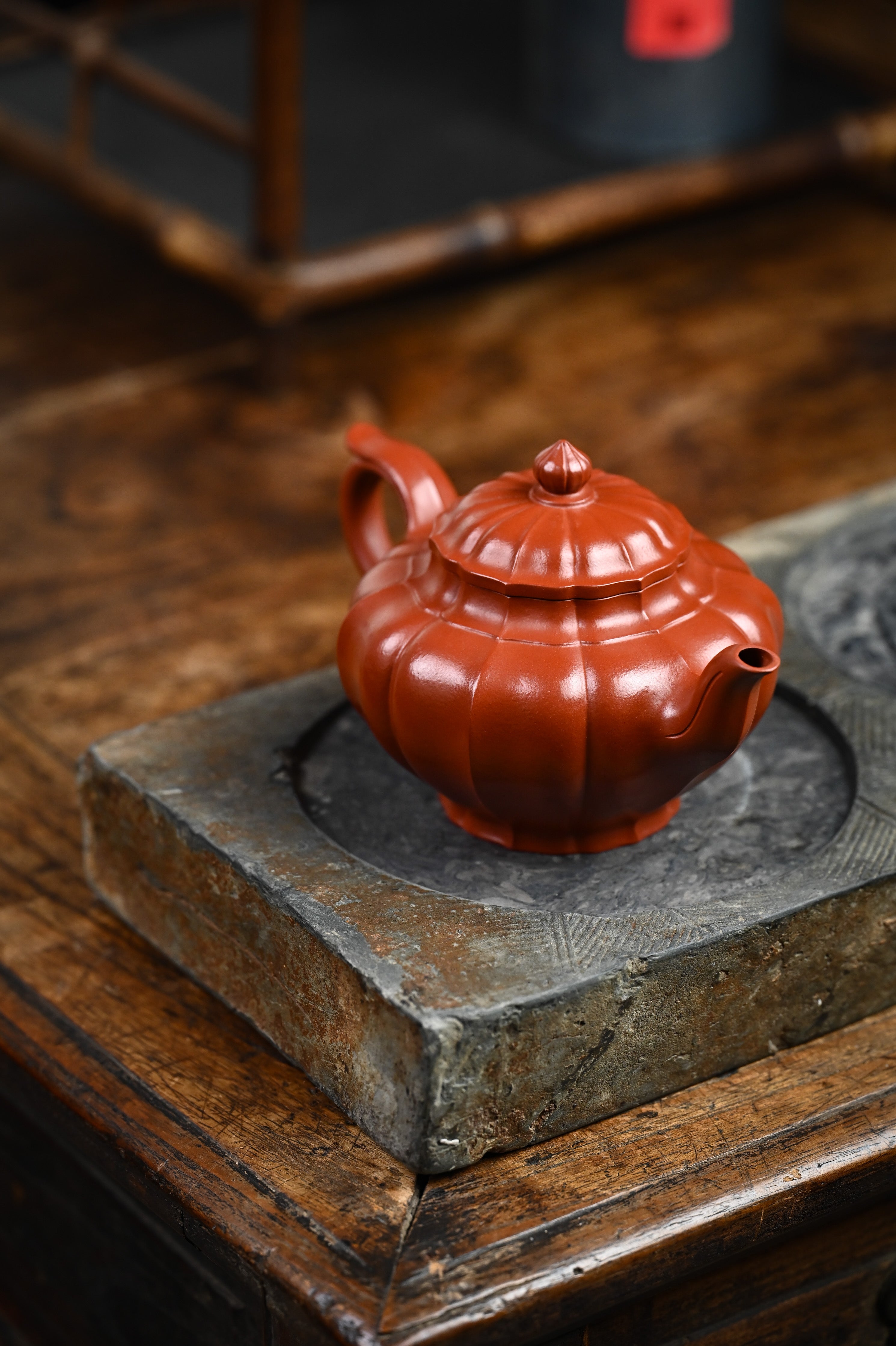 Handmade YANYOO Yixing teapot featuring Zhuni clay and ribbed style, lifestyle right side.