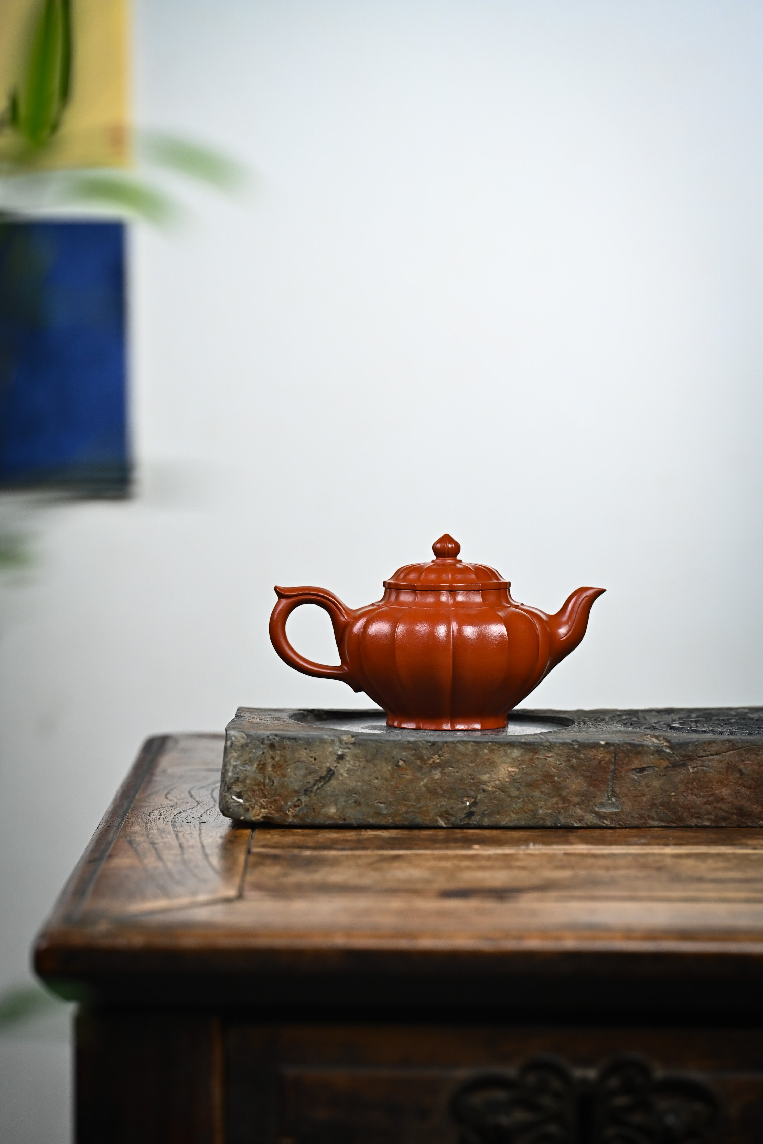 Handmade YANYOO Yixing teapot featuring Zhuni clay and ribbed style, lifestyle wide-angle right side.