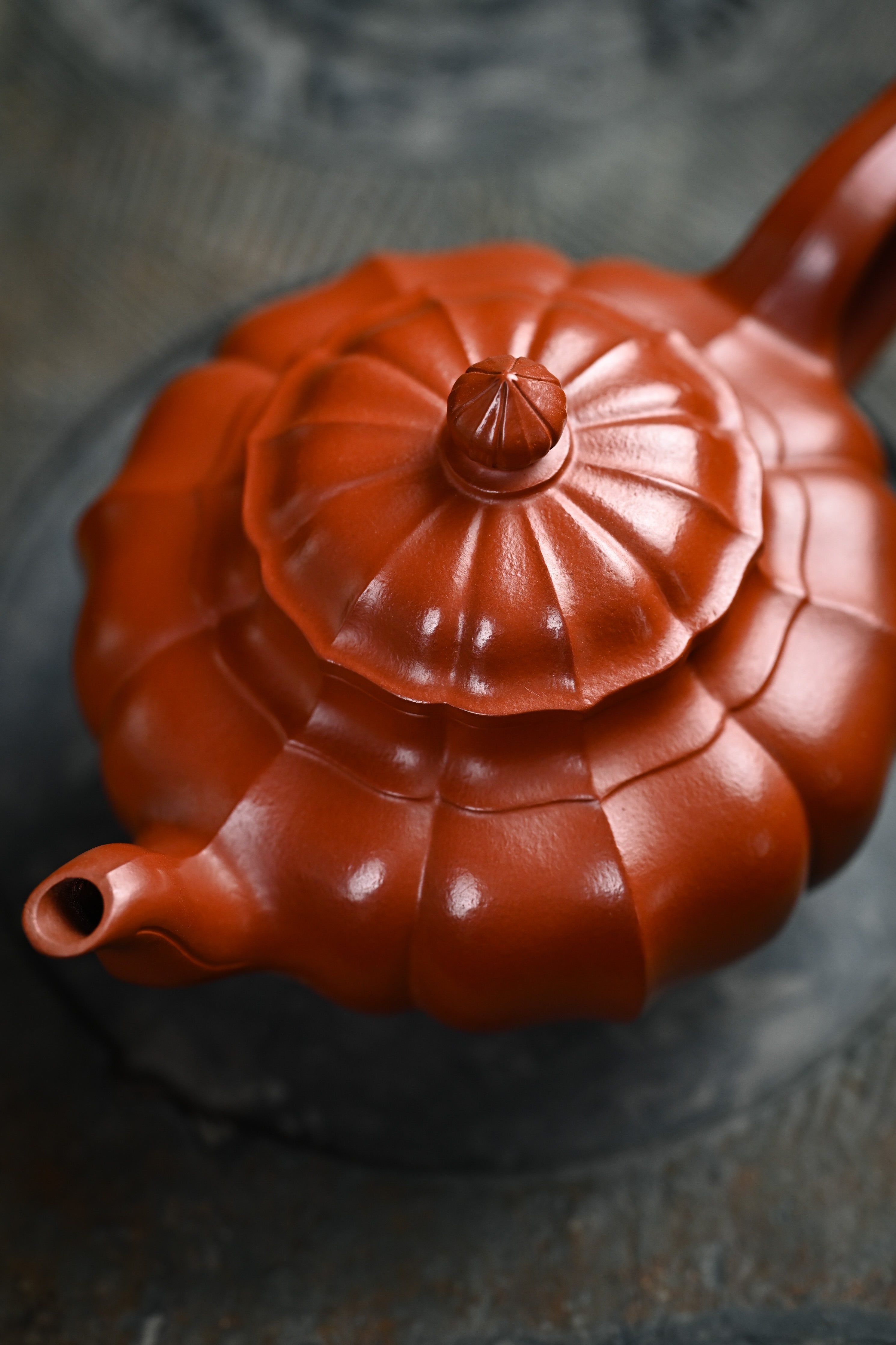 Handmade YANYOO Yixing teapot featuring Zhuni clay and ribbed style, lifestyle detail.