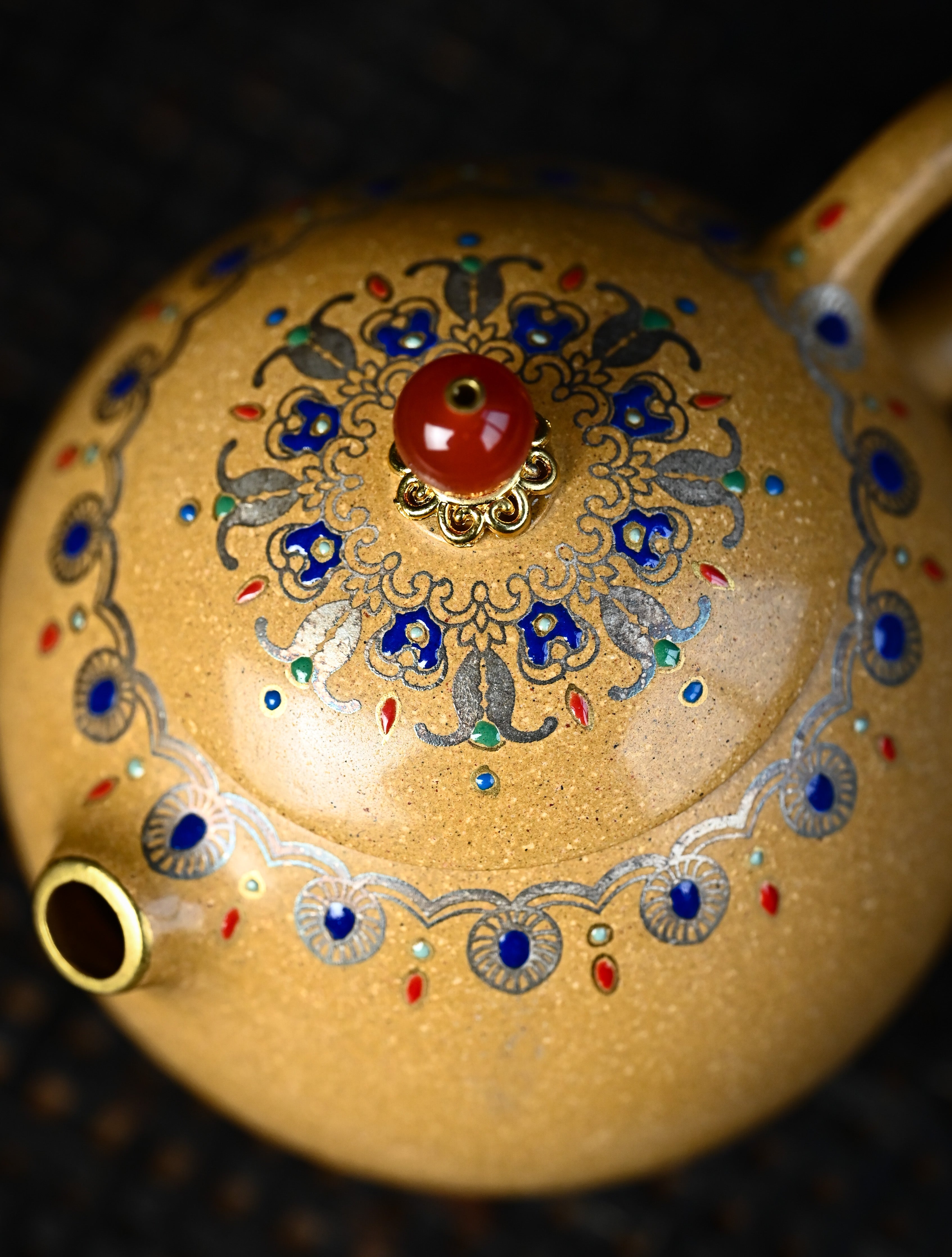 YANYOO handmade Yixing teapot featuring Duanni clay, water polish technique (Shuimo) and delicate Falangcai, Long Dan, lifestyle detail top side.