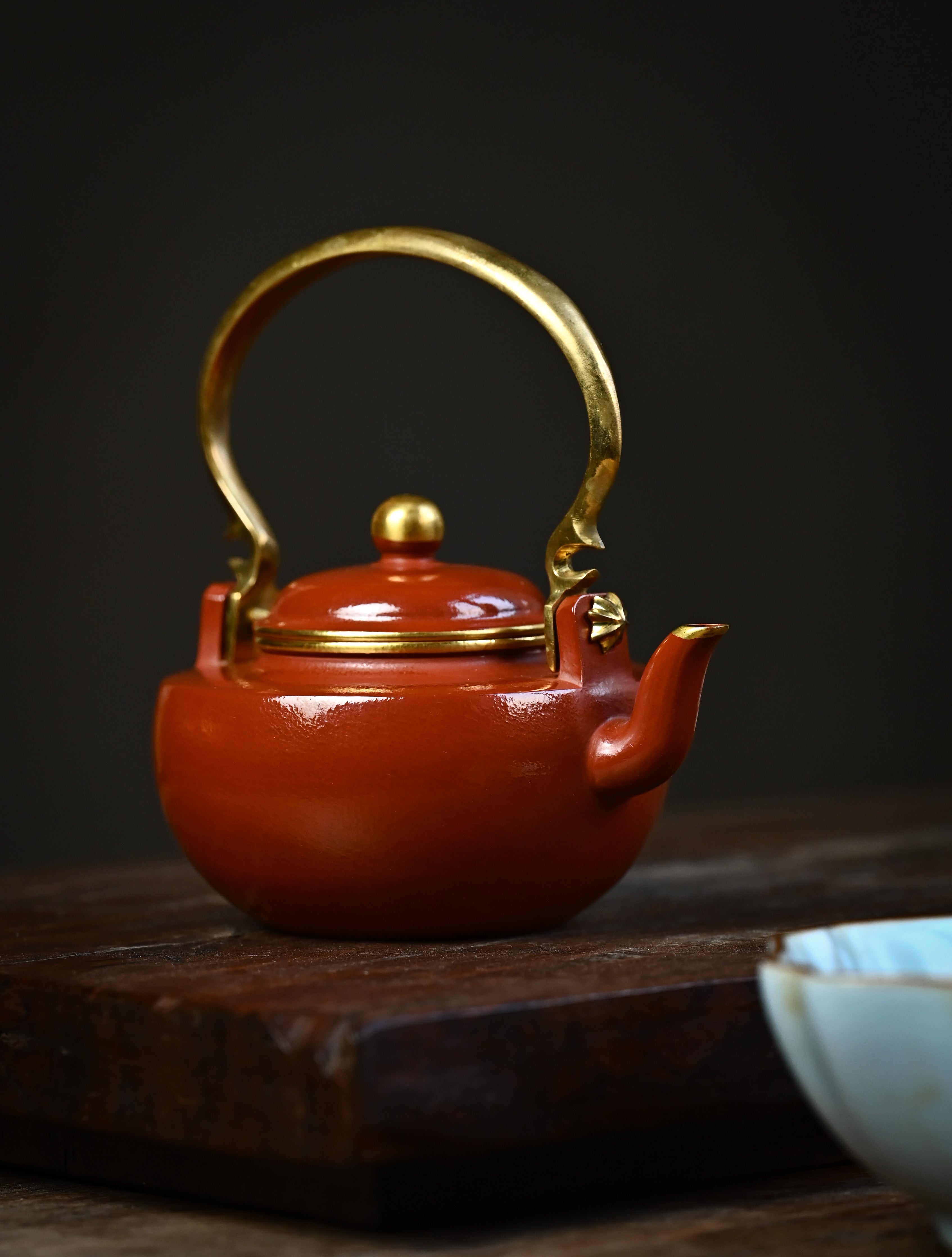 YANYOO handmade Yixing teapot featuring water polished (Shuimo) technique and delicate lifting handle, Palace Lantern made of Zhuni, lifestyle front side.