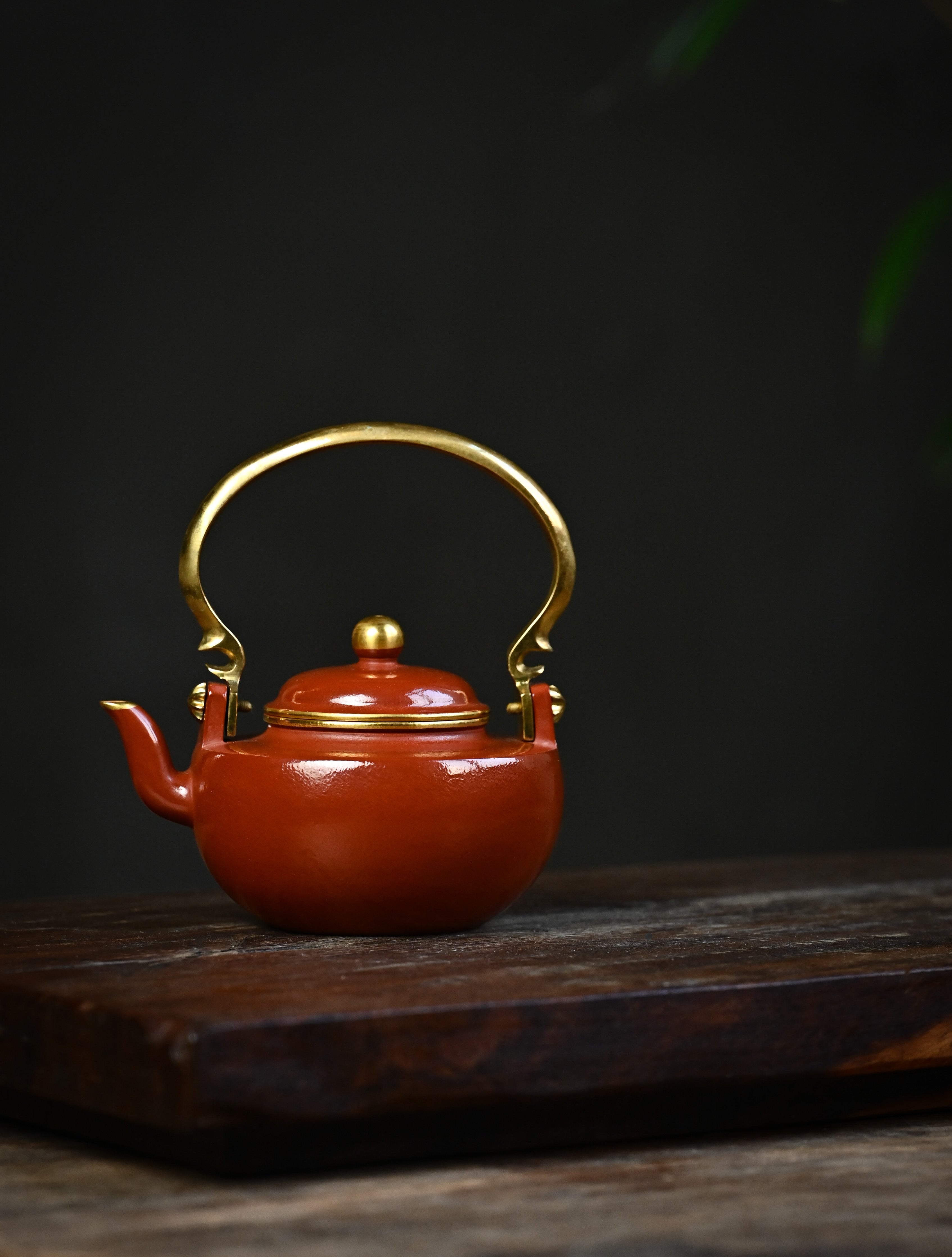 YANYOO handmade Yixing teapot featuring water polished (Shuimo) technique and delicate lifting handle, Palace Lantern made of Zhuni, lifestyle wide-angle left side.