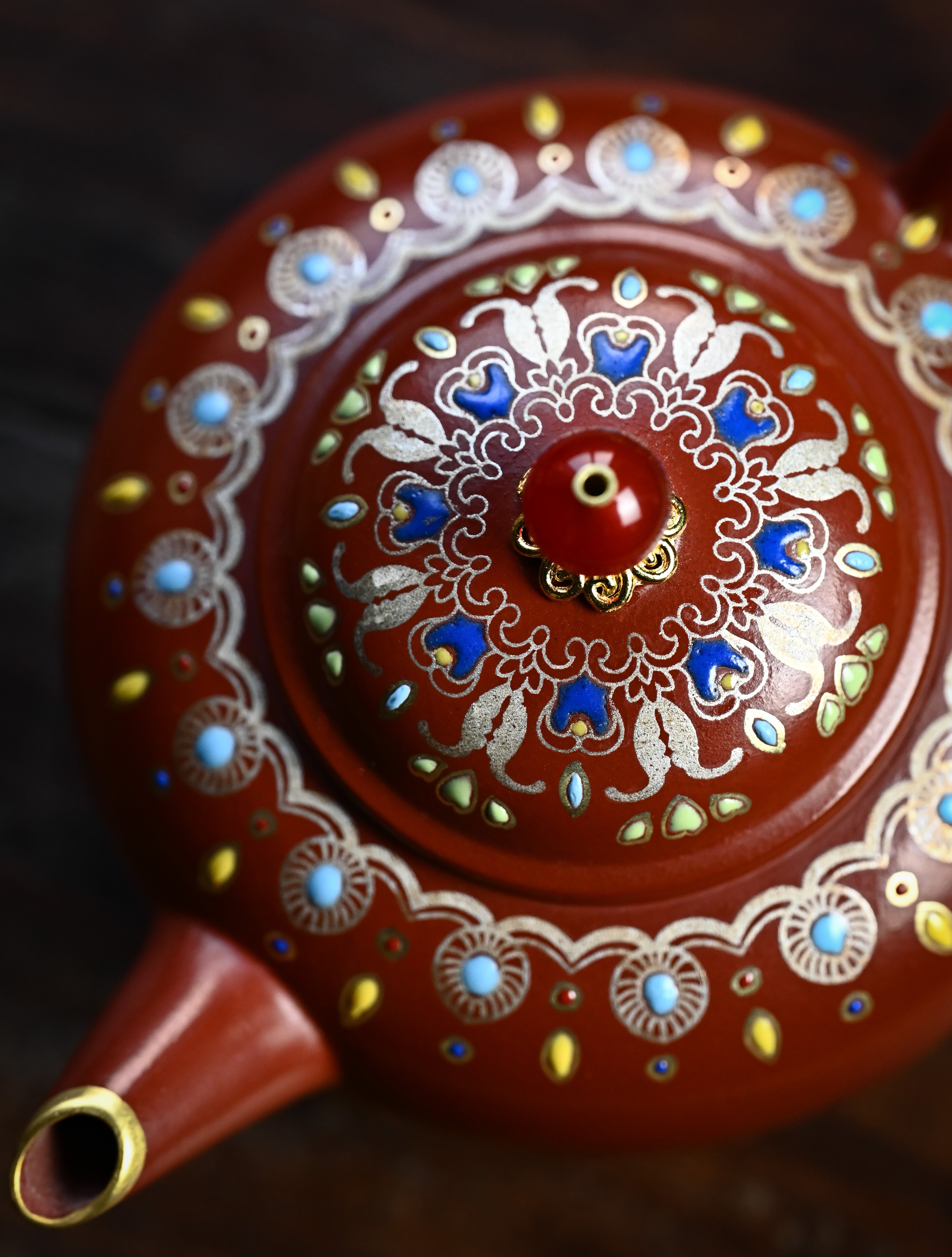 YANYOO handmade Yixing teapot featuring Zhuni clay, water polish technique (Shuimo) and delicate Falangcai, lifestyle detail.