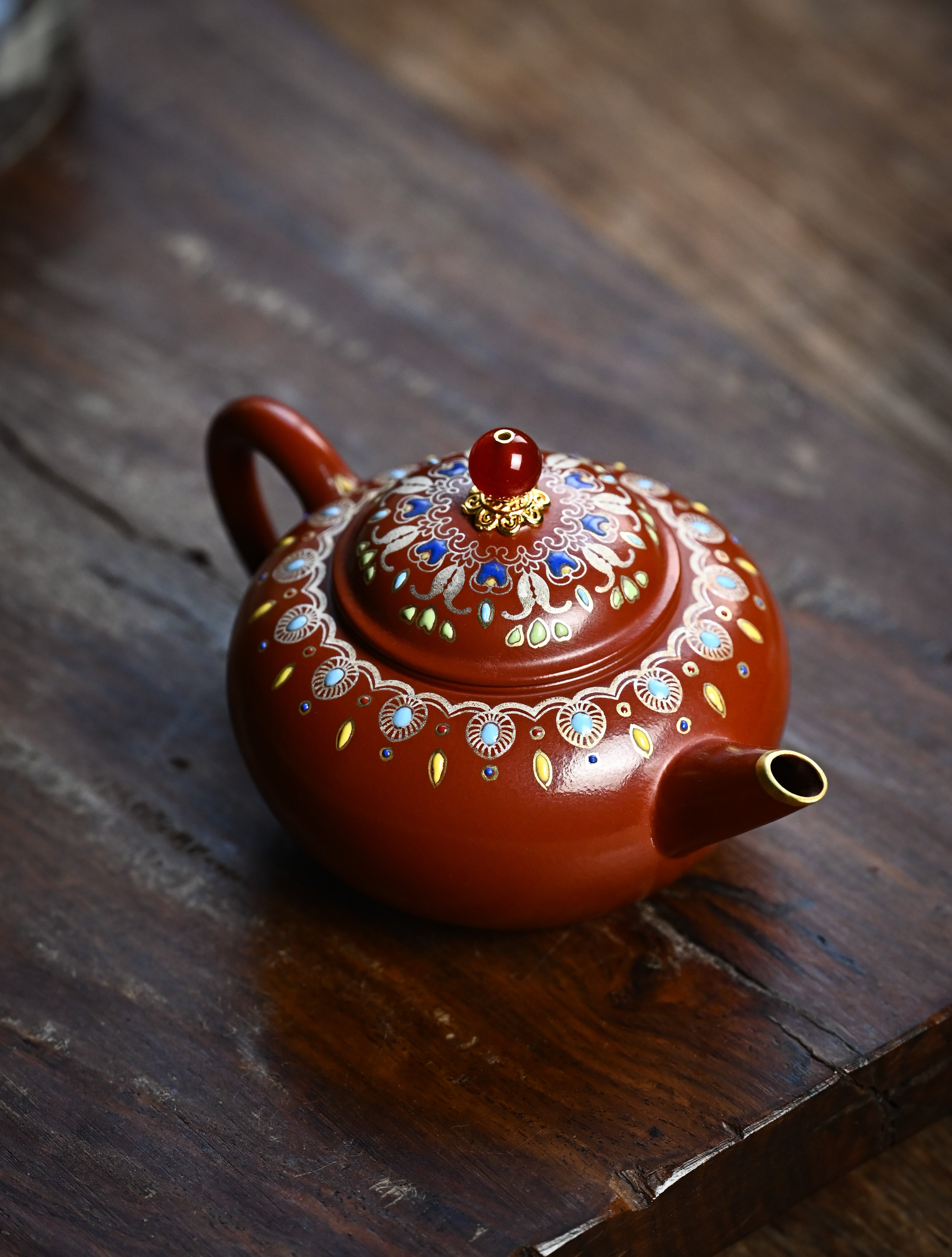 YANYOO handmade Yixing teapot featuring Zhuni clay, water polish technique (Shuimo) and delicate Falangcai, lifestyle right side.